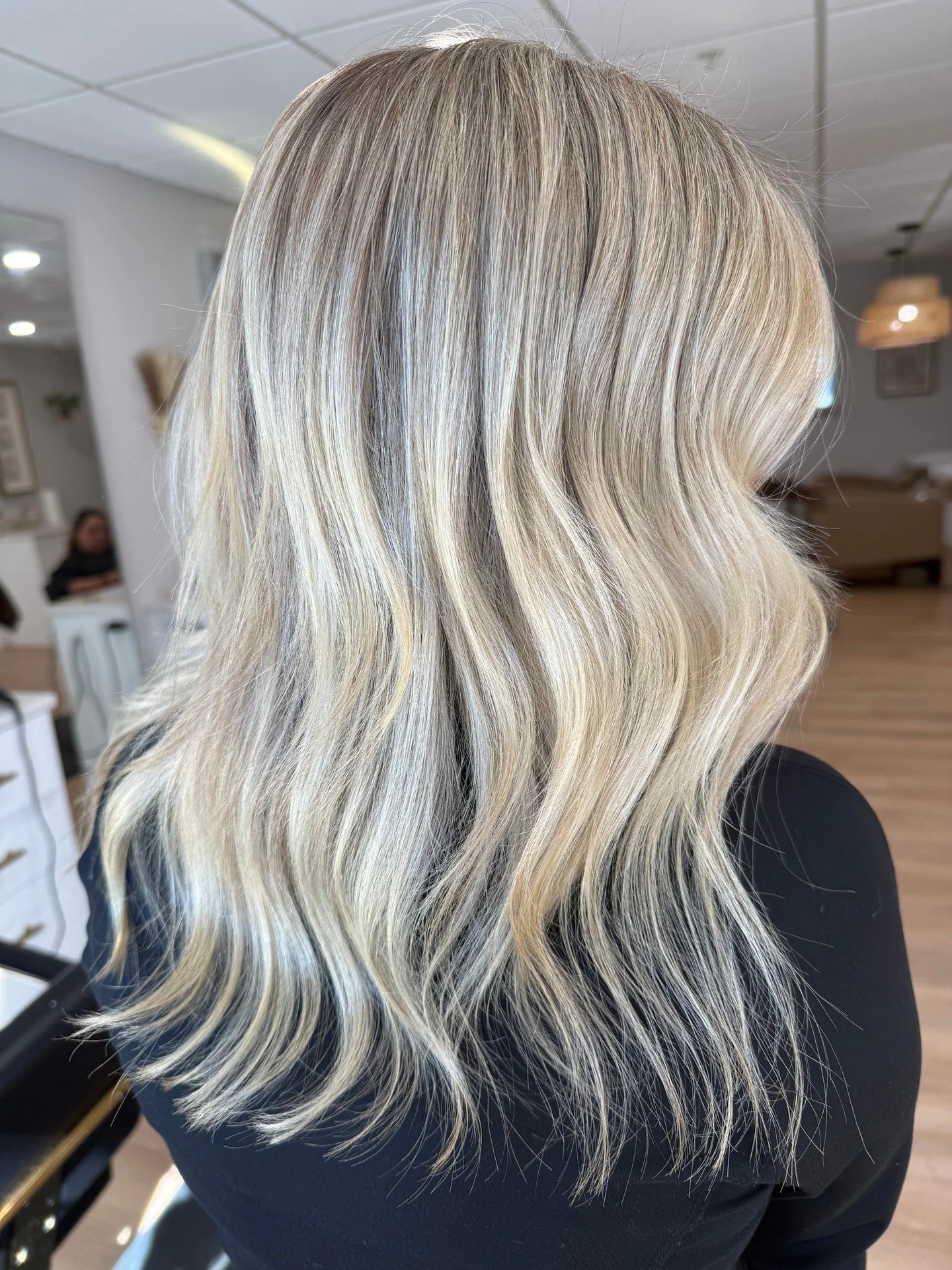 That fresh blonde feeling ✨

Light, dimensional, and made to catch the light in all the right ways.

By @hairxzoie 🤍
