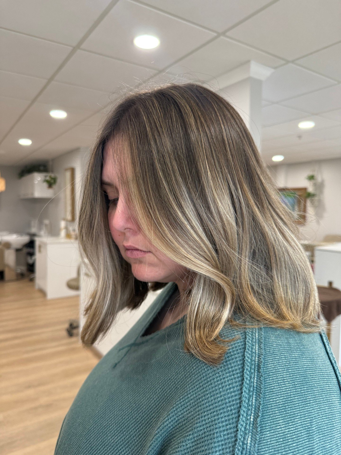 Sun-kissed, softly blended, and made to live in ✨

That low-maintenance bronde that keeps getting better between visits.

By @hairxzoie 🤍