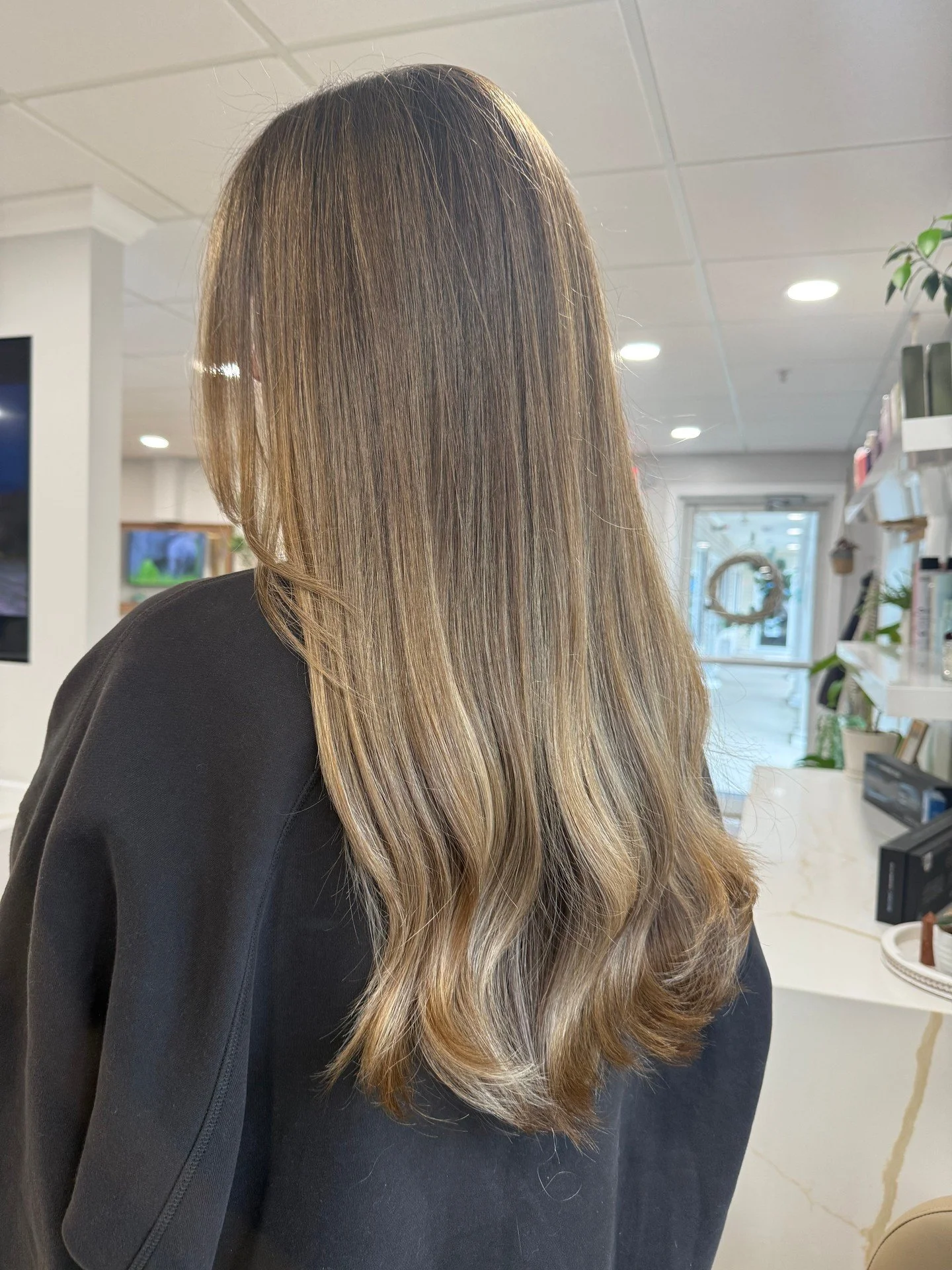Low-maintenance color, high-impact glow 🤎 by @hair.by.emily.swinamer
