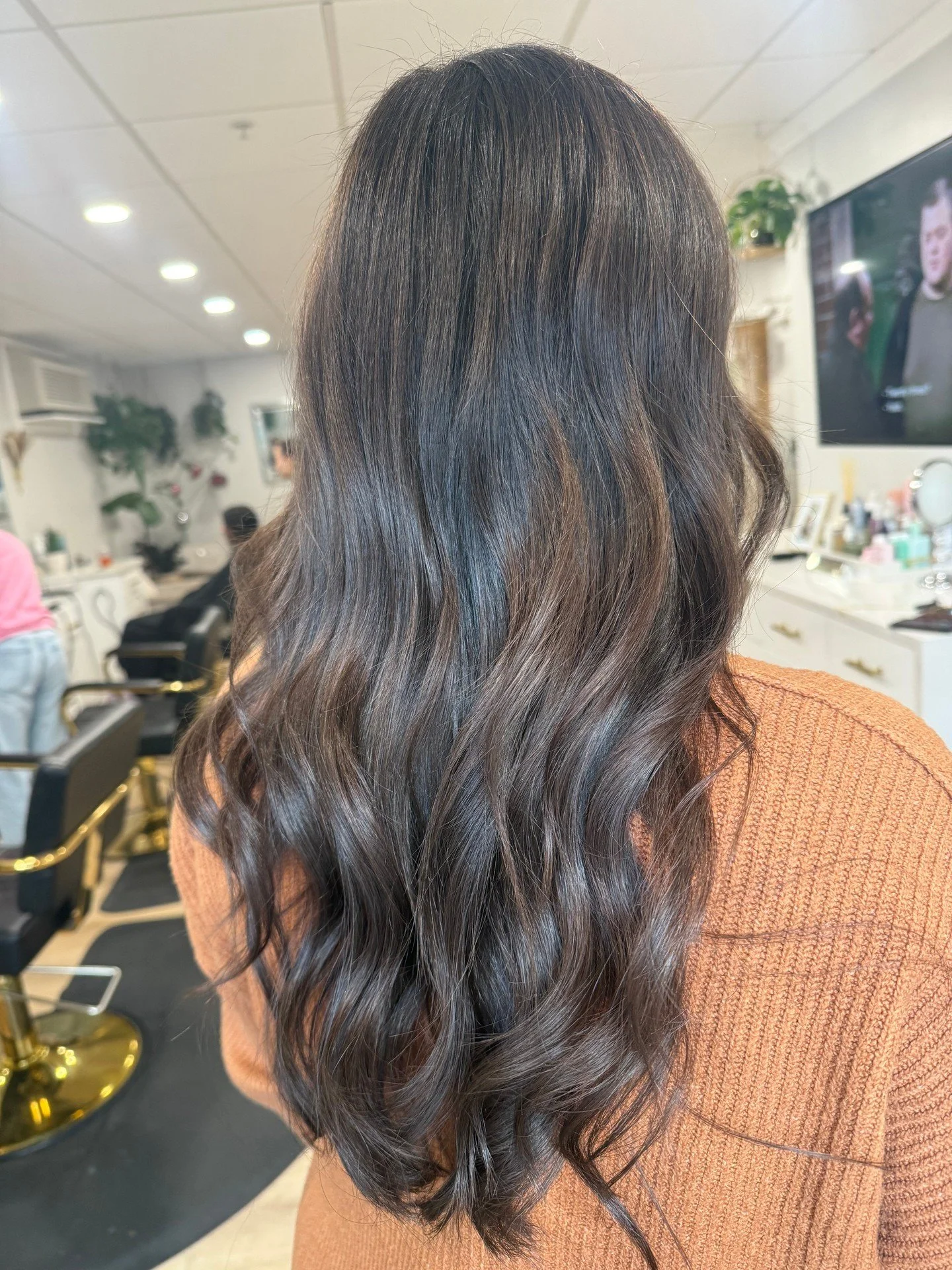 A brunette moment that feels as good as it looks ✨ by @hairxzoie