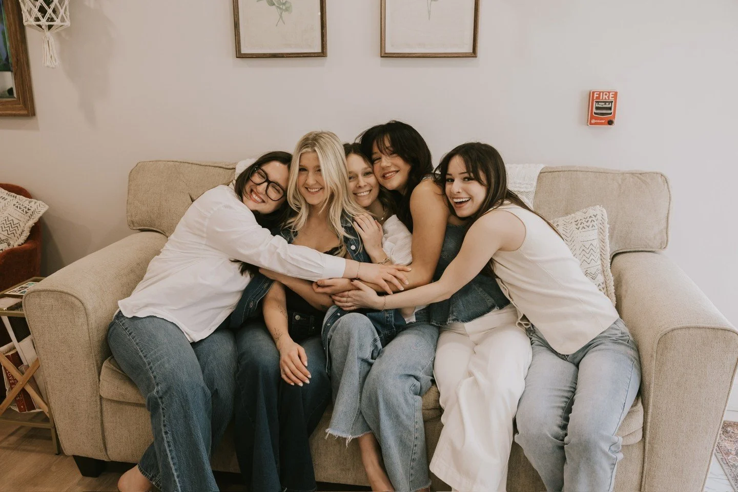 Behind the chairs&hellip; it&rsquo;s us ✨🤍

We&rsquo;re the team behind the chairs at Hair by Molly Elizabeth... a team of artists who live for effortless blondes, rich brunettes, and that perfectly lived-in color 💇🏼&zwj;♀️🤎

From subtle refreshe