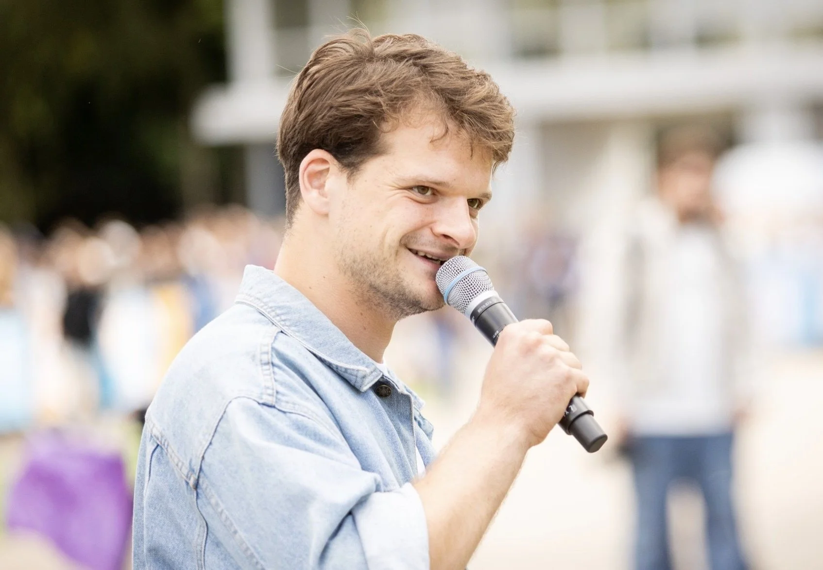 grinys su mikrafu.jpg