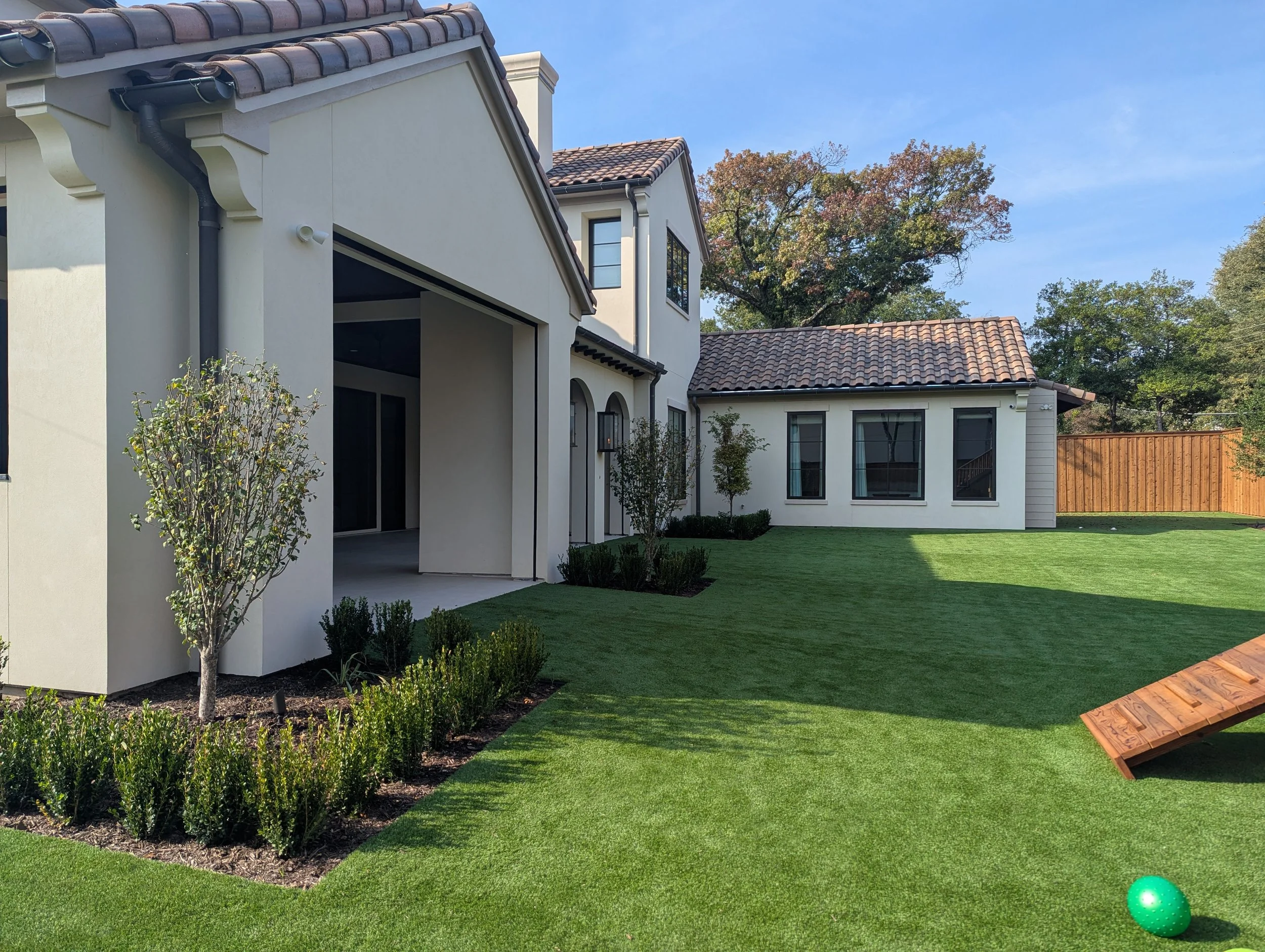 4641 IRVIN SIMMONS BACKYARD 01.jpg