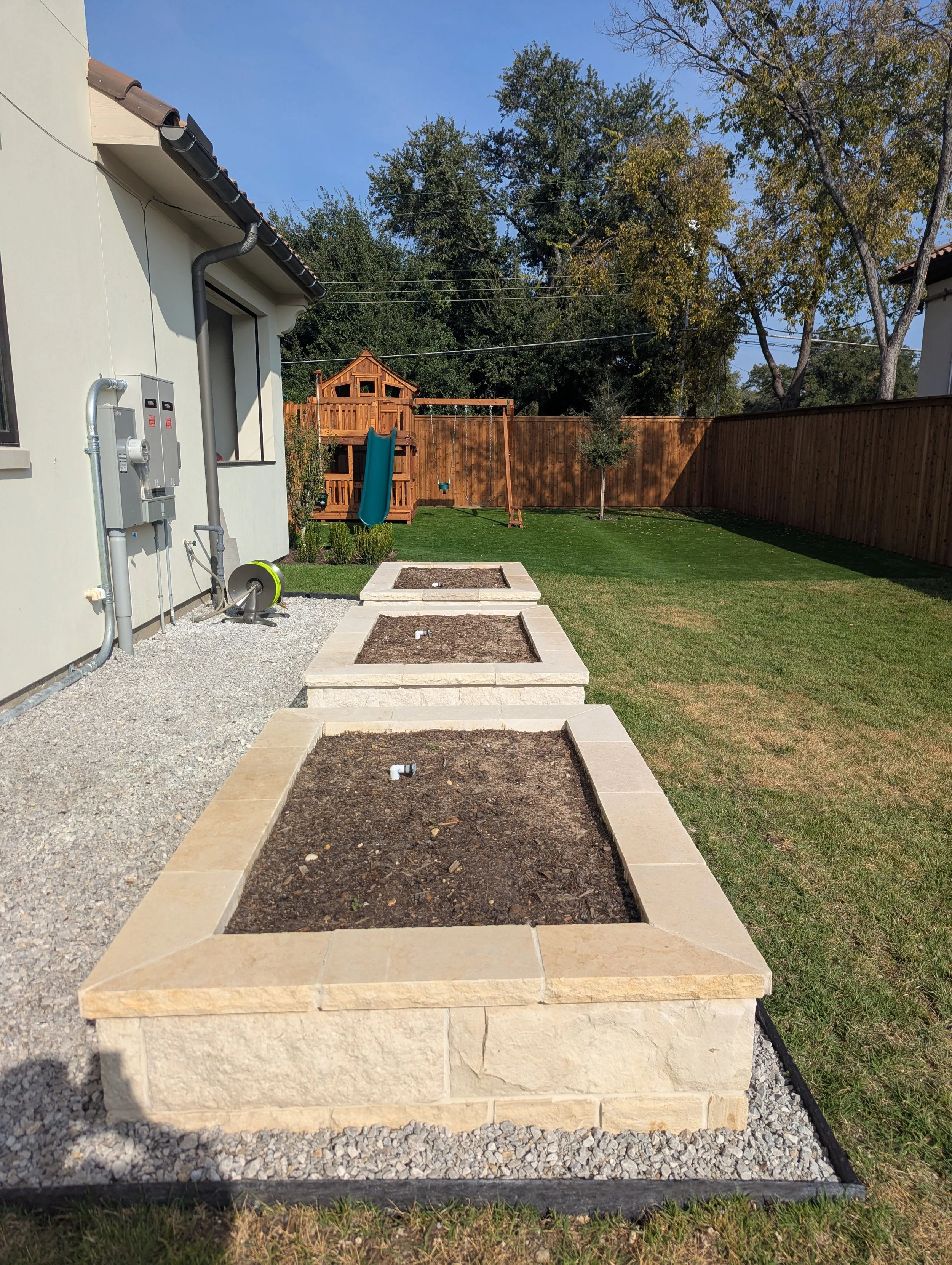 4641 IRVIN SIMMONS BACKYARD 04.jpg