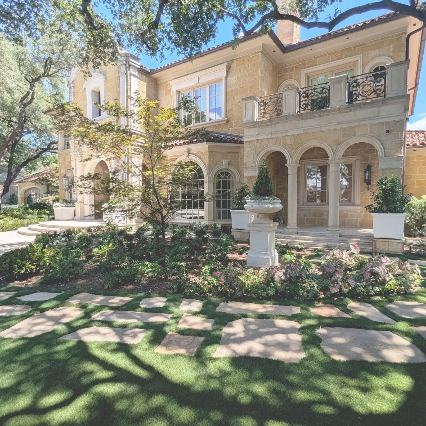 It has been a pleasure to complete this traditional, lush and blooming renovation for this beautiful property in Preston hollow 

Landscape, turf, stone and planters install by @cedarcrestgardenstx

#landscapearchitecture #landscapedesign  #landscape