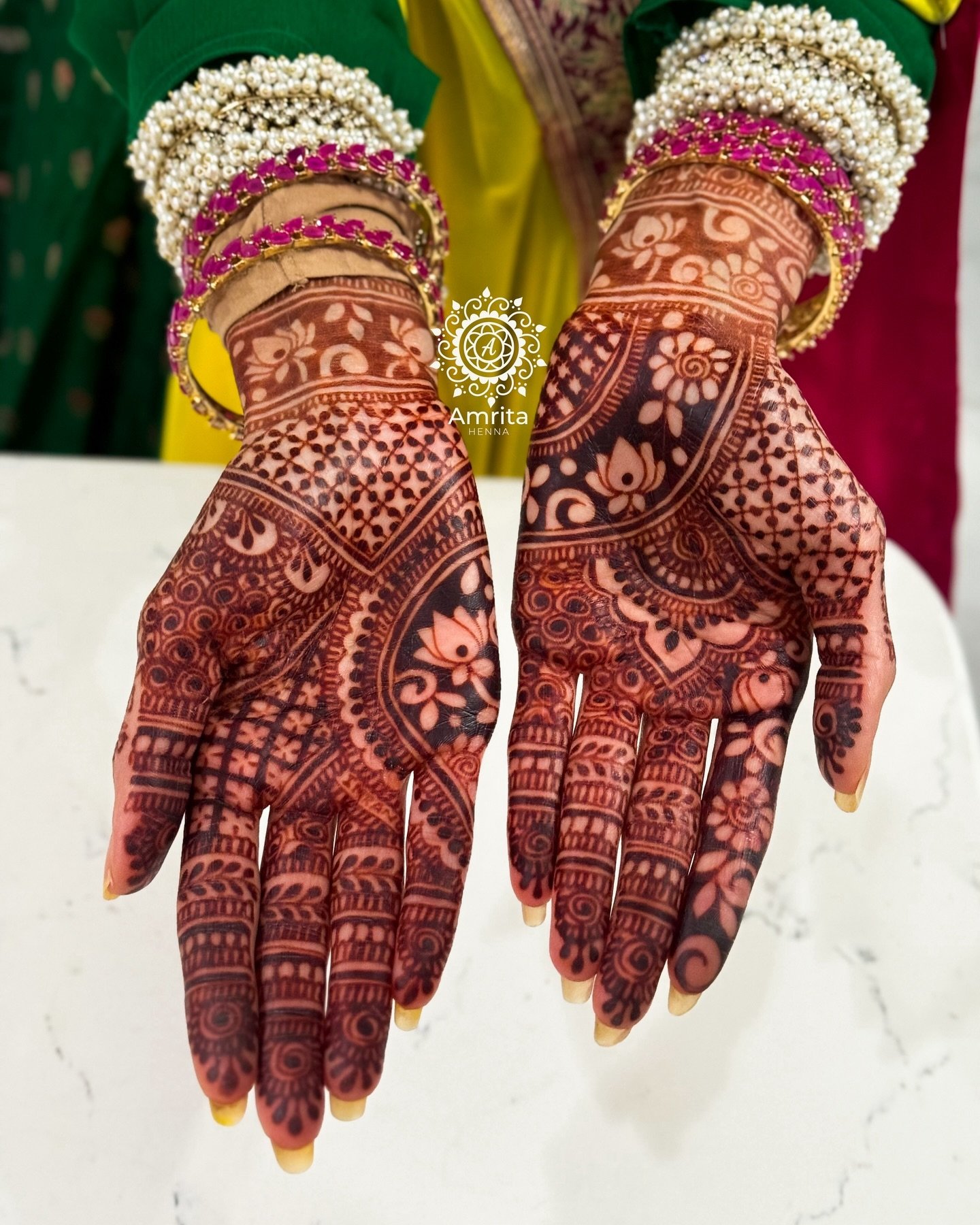 In love with this stain! ❤️

#amritahenna #bridalmehndi #hennadesign #wedmegood #orlandoart #bridalhenna #dulhan #weddinginspo #indianwedding #orlandobride #mehandi #floridawedding #indianmehndi  #weddinginspiration #weddingphotography #bridalfashion