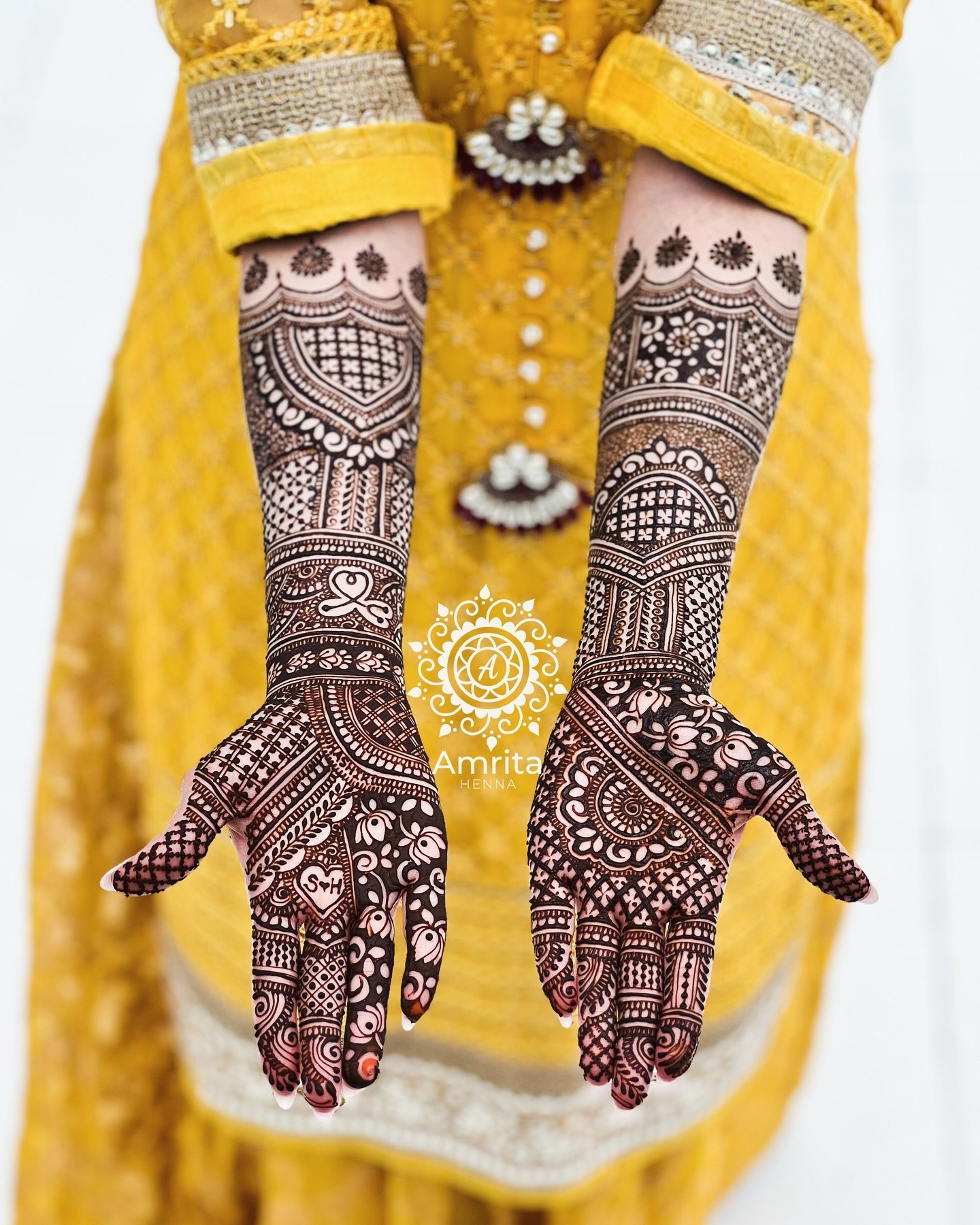 Forever in love with Subuhee&rsquo;s bridal henna! ❤️

#amritahenna #bridalmehndi #hennadesign #wedmegood #orlandoart #bridalhenna #dulhan #weddinginspo #indianwedding #orlandobride #mehandi #floridawedding #indianmehndi  #weddinginspiration #wedding