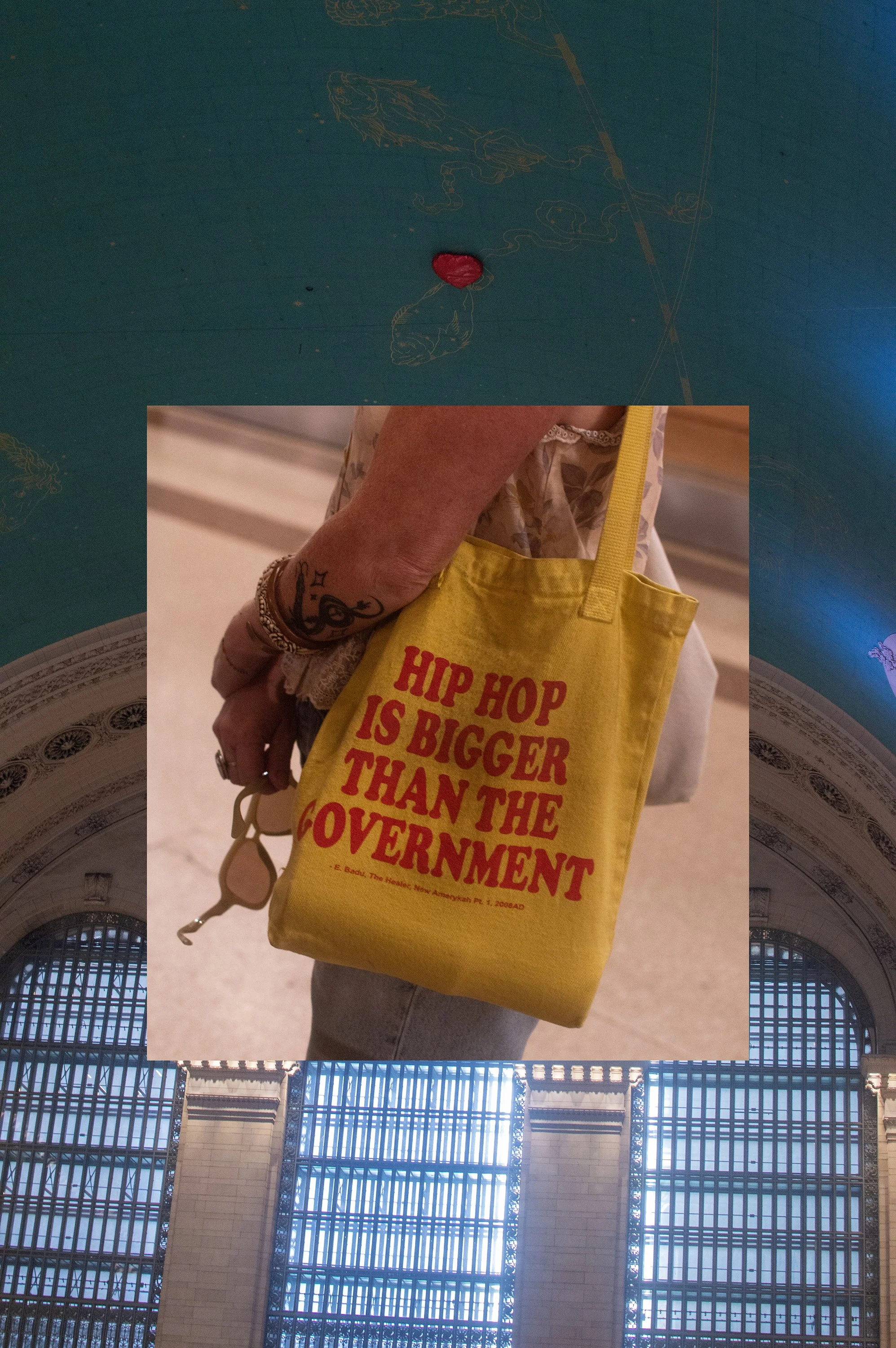 NYC Street Fashion Photography | Cool tote bag in Grand Central