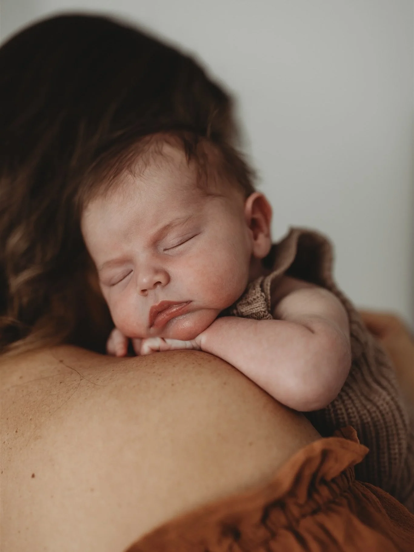 I&rsquo;ve had quite a few newborn sessions lately, and honestly, I&rsquo;ll never get tired of baby yawns, sleepy stretches and those tiny fingers wrapping around yours. And of course - the baby cuddles. I especially love those.
If you&rsquo;re expe