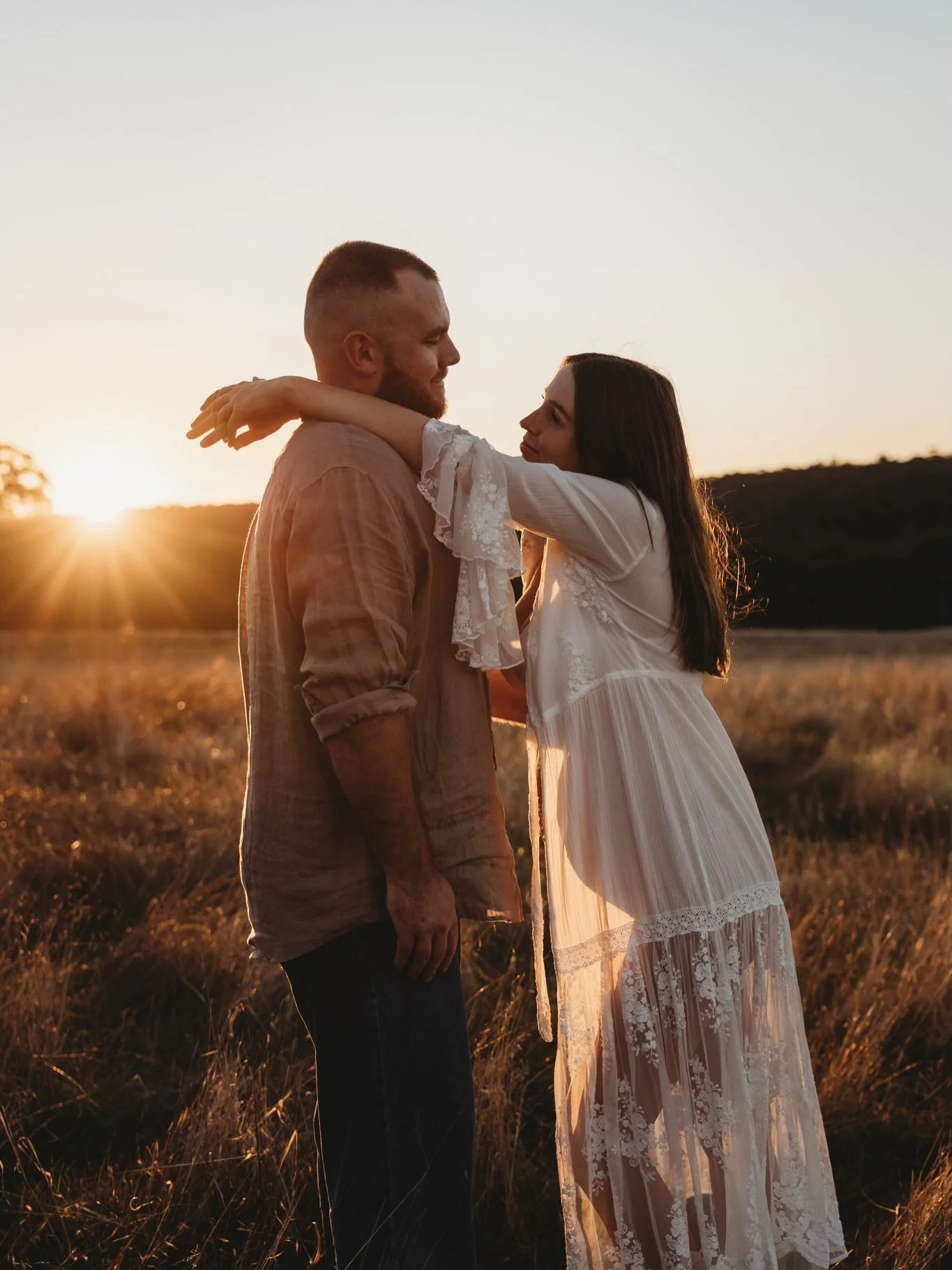 A few weeks ago I drove out to Lily &amp; Darcy&rsquo;s property.
I knew as soon as we started, that this album would be something special. The way Darcy looked at Lily - so proud of his baby mama 🥹

These are from the most incredible golden hour - 
