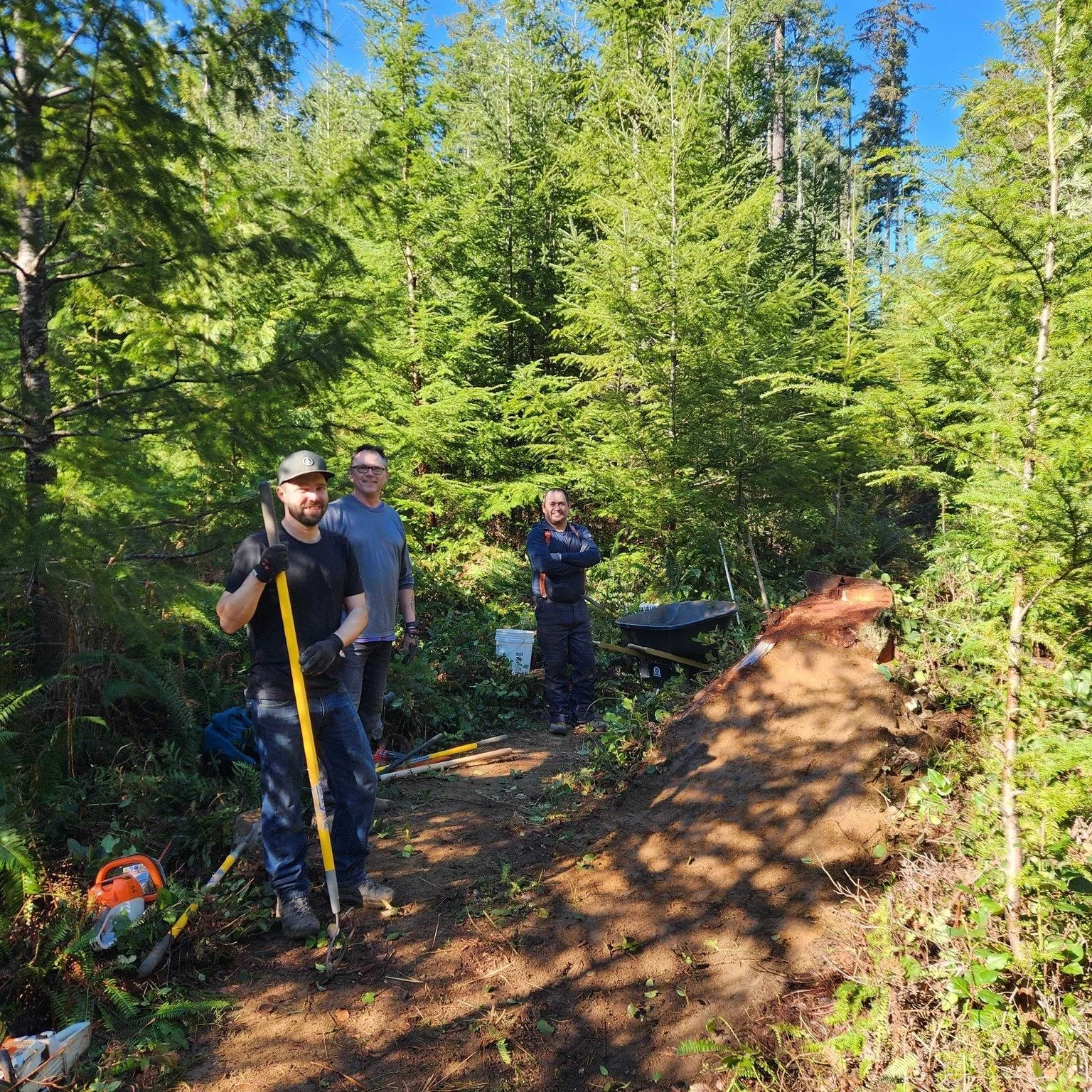 A beautiful sunny day brought a lot of bright happy faces on Sunday's Trail day in West Sechelt.

Parbac, Ken's and Kai's got a little facelift and the crew had a great follow up at @brickerscider  for another successful Trail Day.

Big thanks to eve