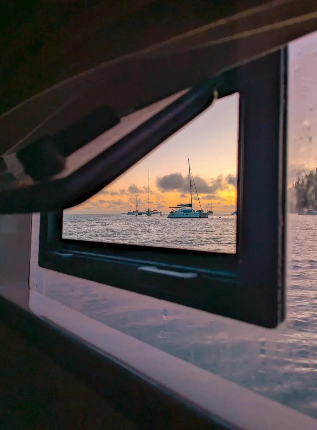 Can&rsquo;t wait to get back out on the water this weekend! Sunrises like these are a good reminder we&rsquo;re living in paradise. So lucky to call the Whitsundays home.

 #WhitsundaysLocal #Grateful #Whitsundays #Home #Holiday #DayDream #Sunrise #W