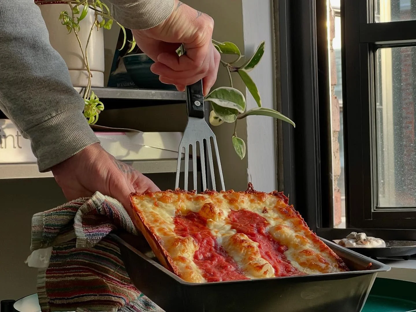 @marblequeenpdx is doing a little pizza pop up @thewashseattle for @hightea.seattle this sunday the 15th starting at 4pm
really looking forward to it!