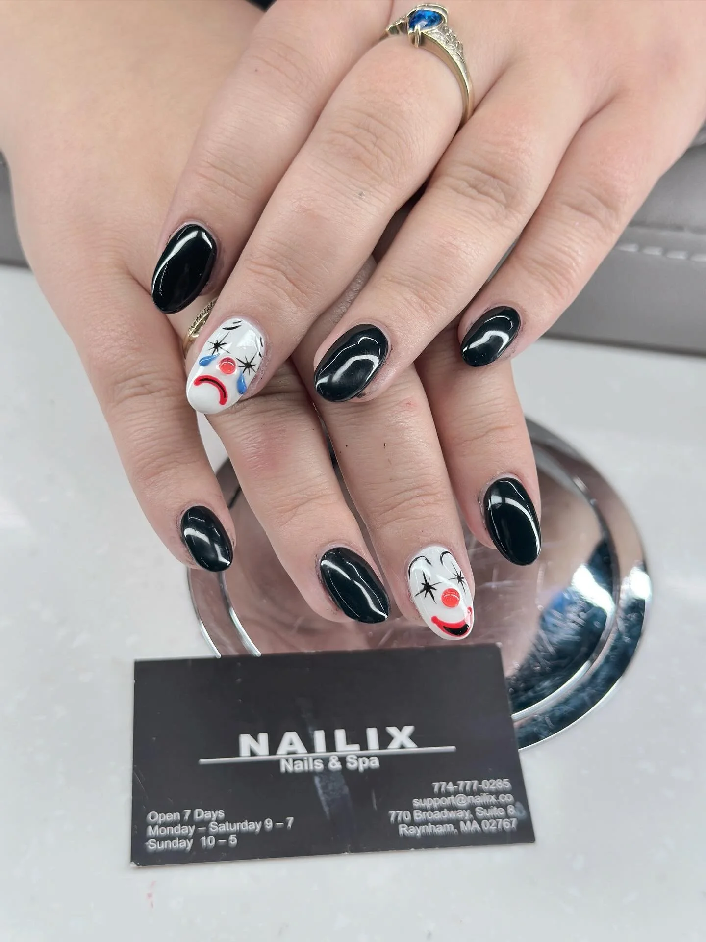 Don&rsquo;t be a basic Witch this Halloween! 🧙
Get your claws out with a mani that&rsquo;s frightfully chic 👻🎃