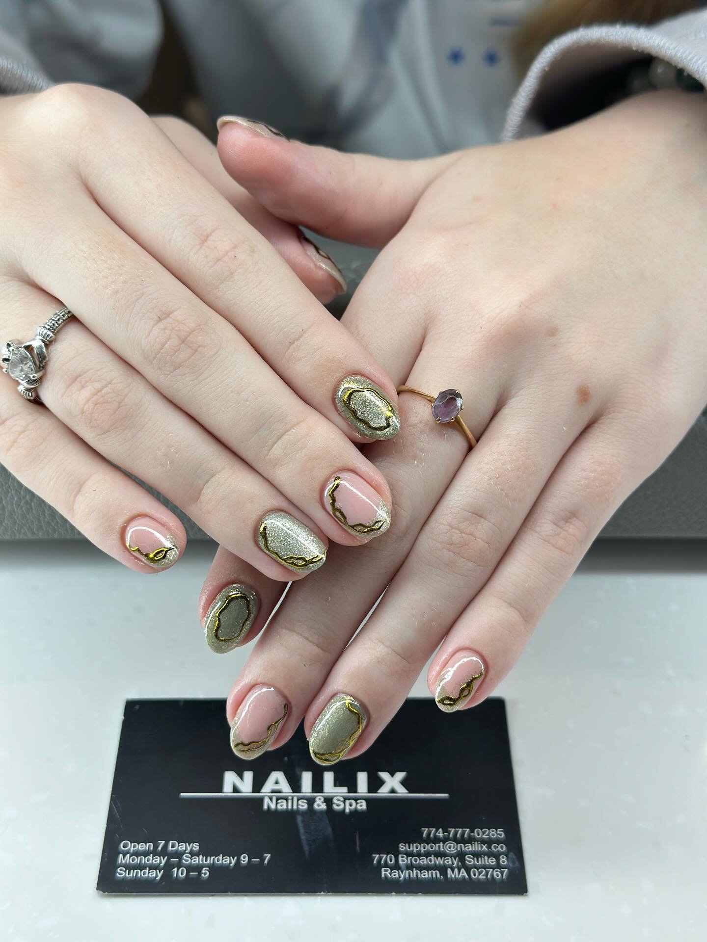 The newest Twist on clean elegance : the stunning, shifting cat eyes and gold chrome effect 🥰
#cateye #chrome #clean #elegance #naildesign