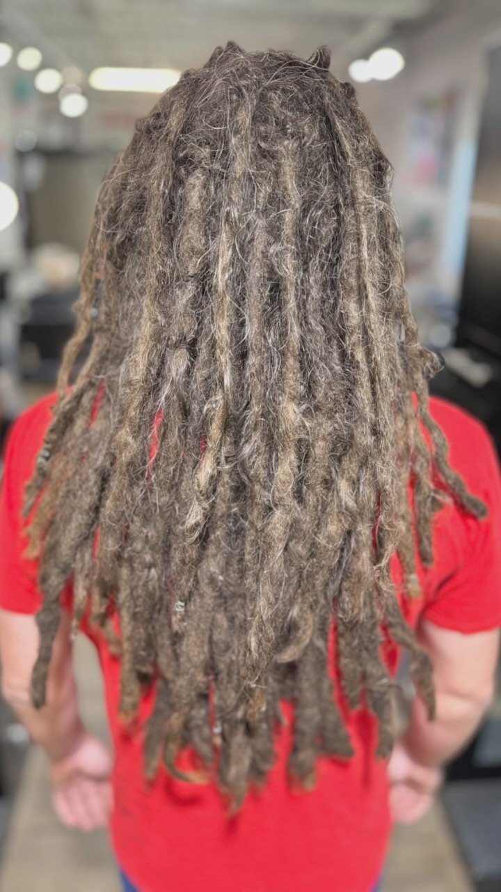 First Maintenance on 2 yr old Locs.🤙🏽🔥💪🏽
#locjourney #travelingloctician #loctician #locs #dreadheadnation #crochetlocs #locartist #dreadlocks #dreadlockmaintenance #dreadhead