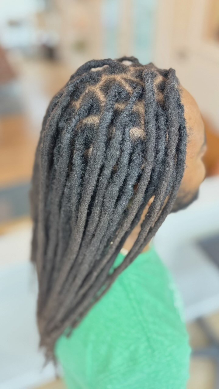 Maintenance & Repair. 🤙🏽
#loctician #locjourney #crochetlocs #dreadheadnation #locstyles #locartist #locrepair #locmaintenance #locs #dreadlocks #dreadhead #travelingloctician