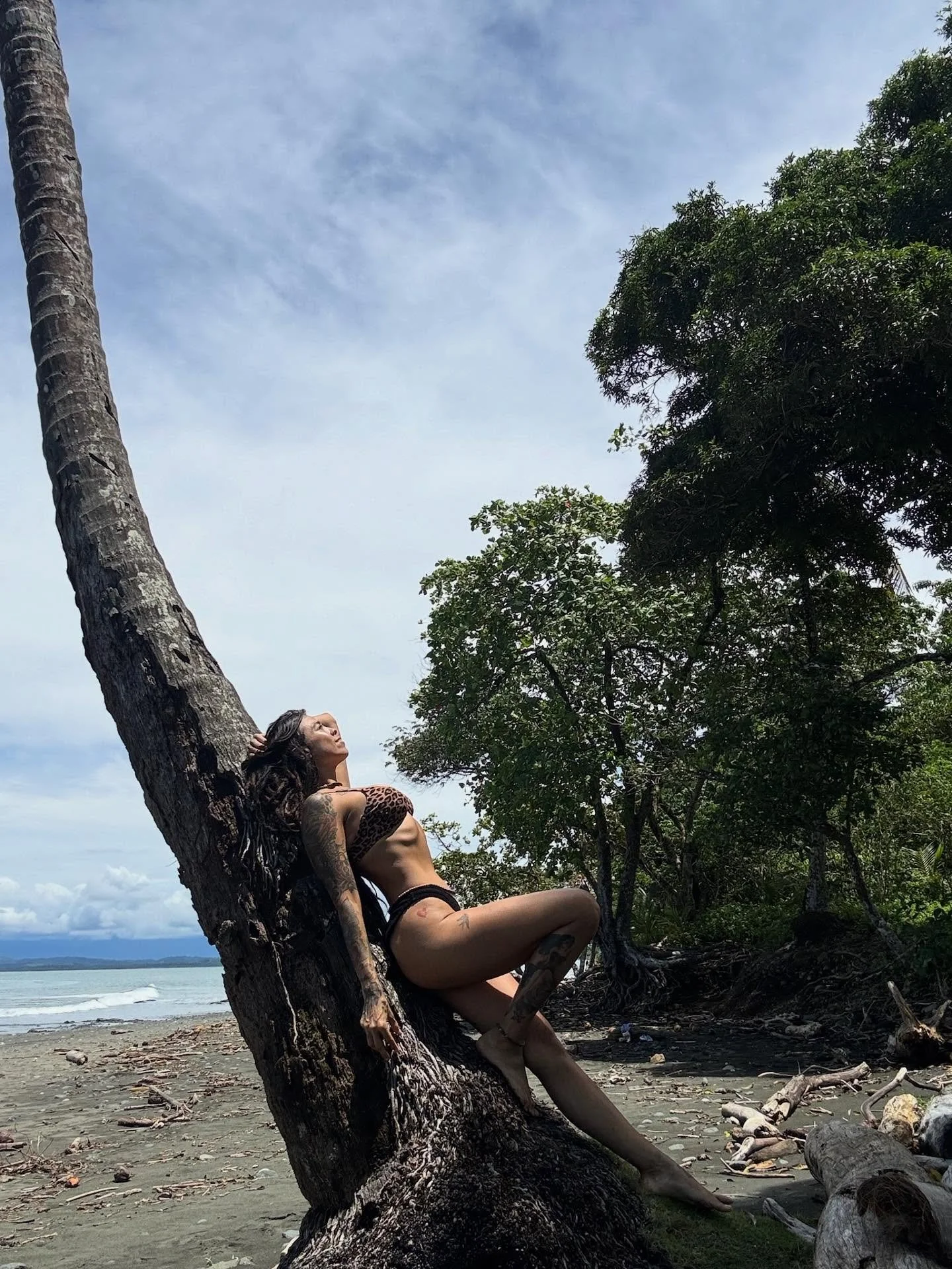 Feeling truly grateful for the chance to unwind in such a magical place. Wishing everyone moments of peace and happiness during their own time of rest.
💚🌿🌺🐒🦜🥥🇨🇷
#puravida #travelingloctician #travelinglifestyle #costarica #pavones #locarti