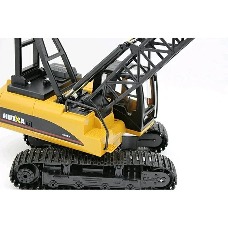 HUINA 1572 RC Crawler Crane 1:14 scale with 15 channels, metal hook, remote controller, and lifting arm