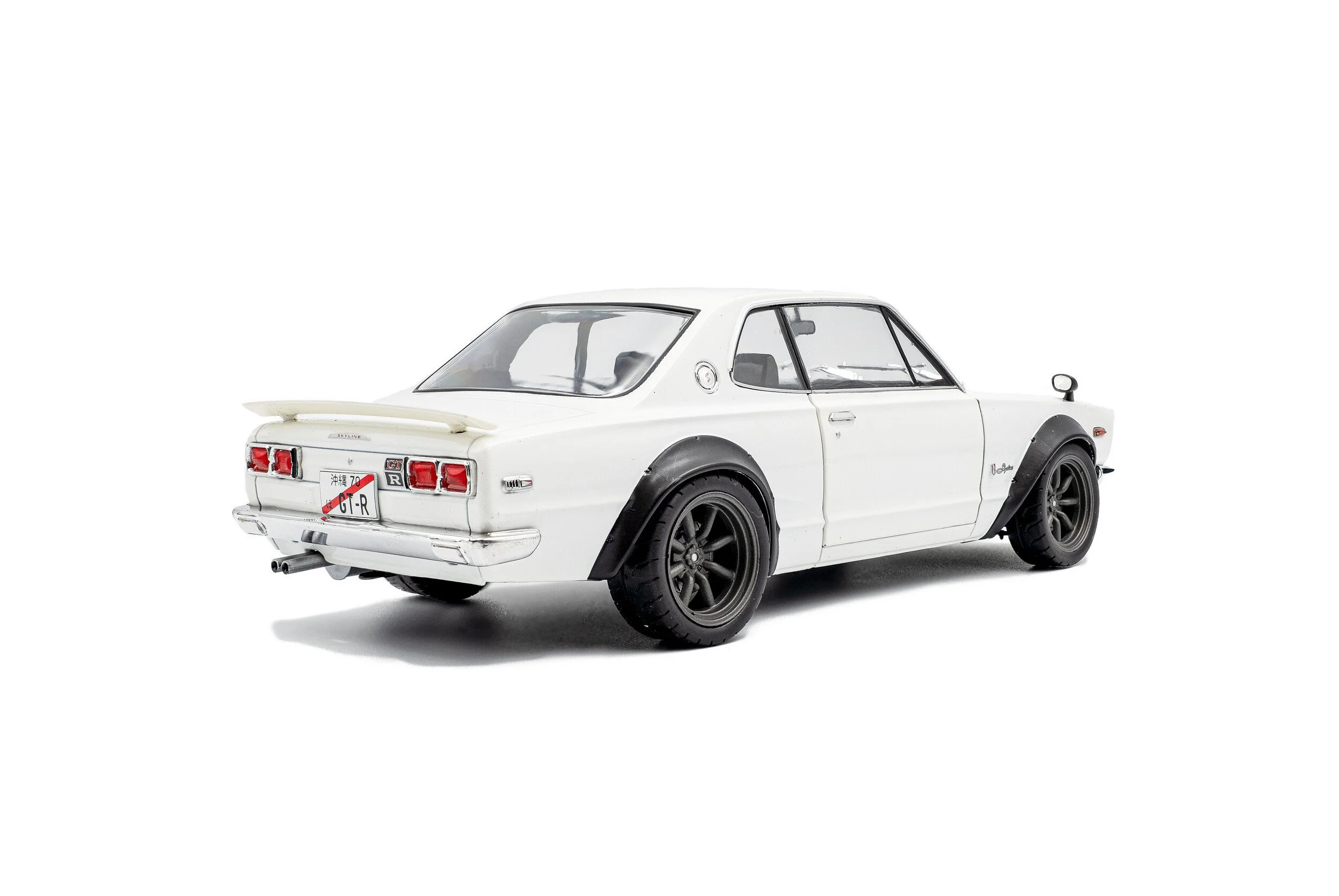 s1813001-nissan-skyline-c10-hakosuka-solido-works-pearl-white-1970-04.jpg