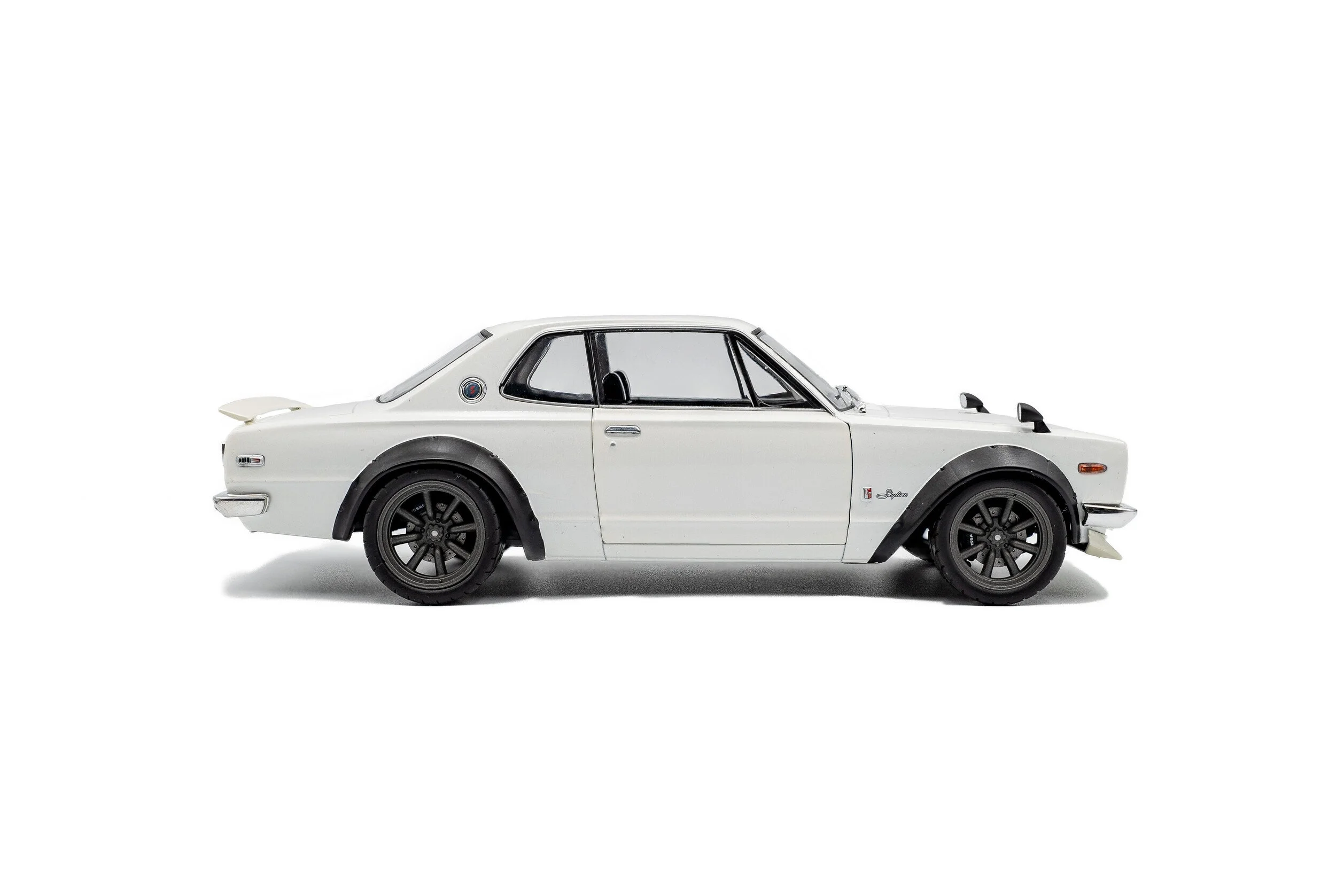 s1813001-nissan-skyline-c10-hakosuka-solido-works-pearl-white-1970-05.jpg