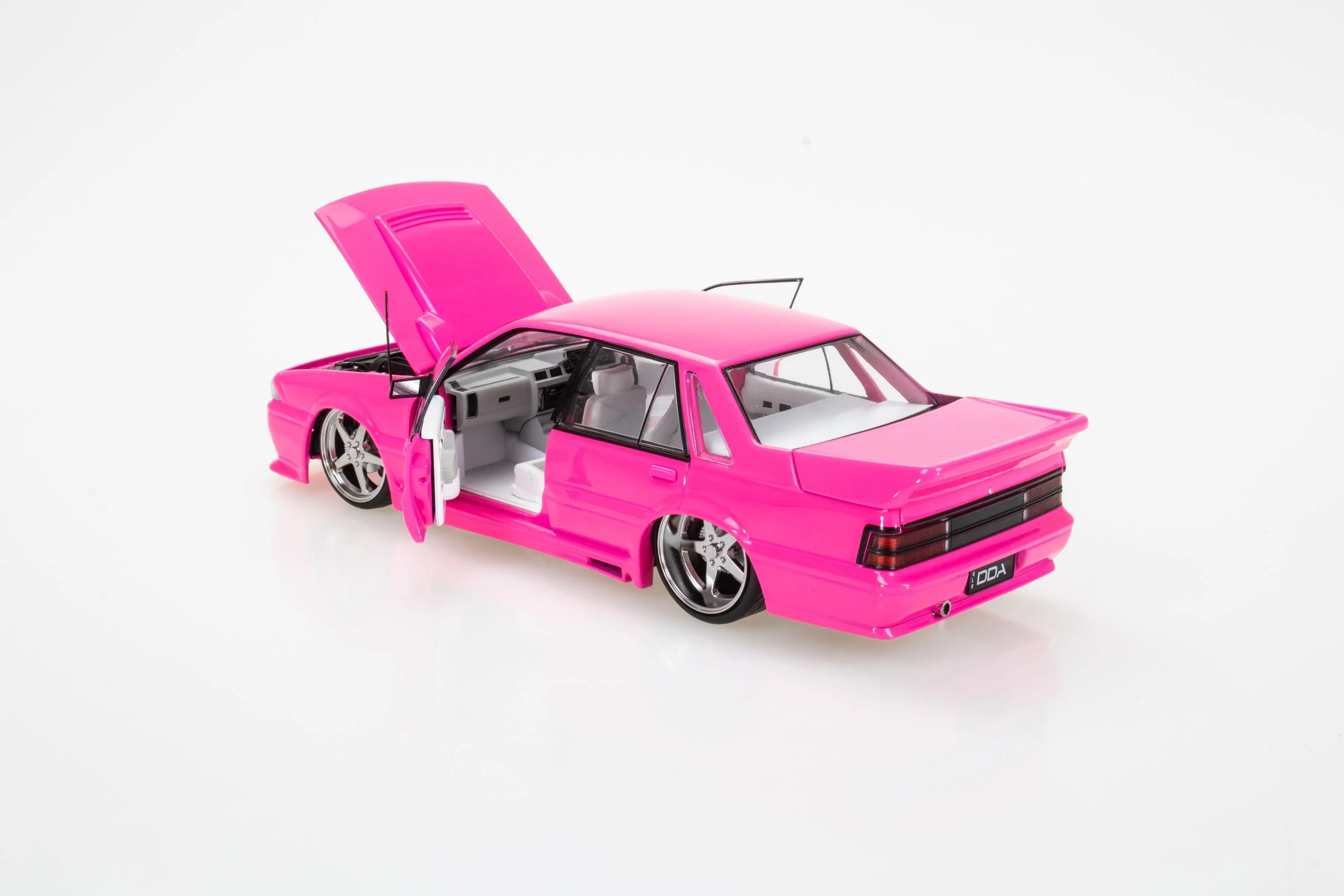 1:24 HSV VL Walkinshaw model car – Pink Custom edition – DDA Collectables