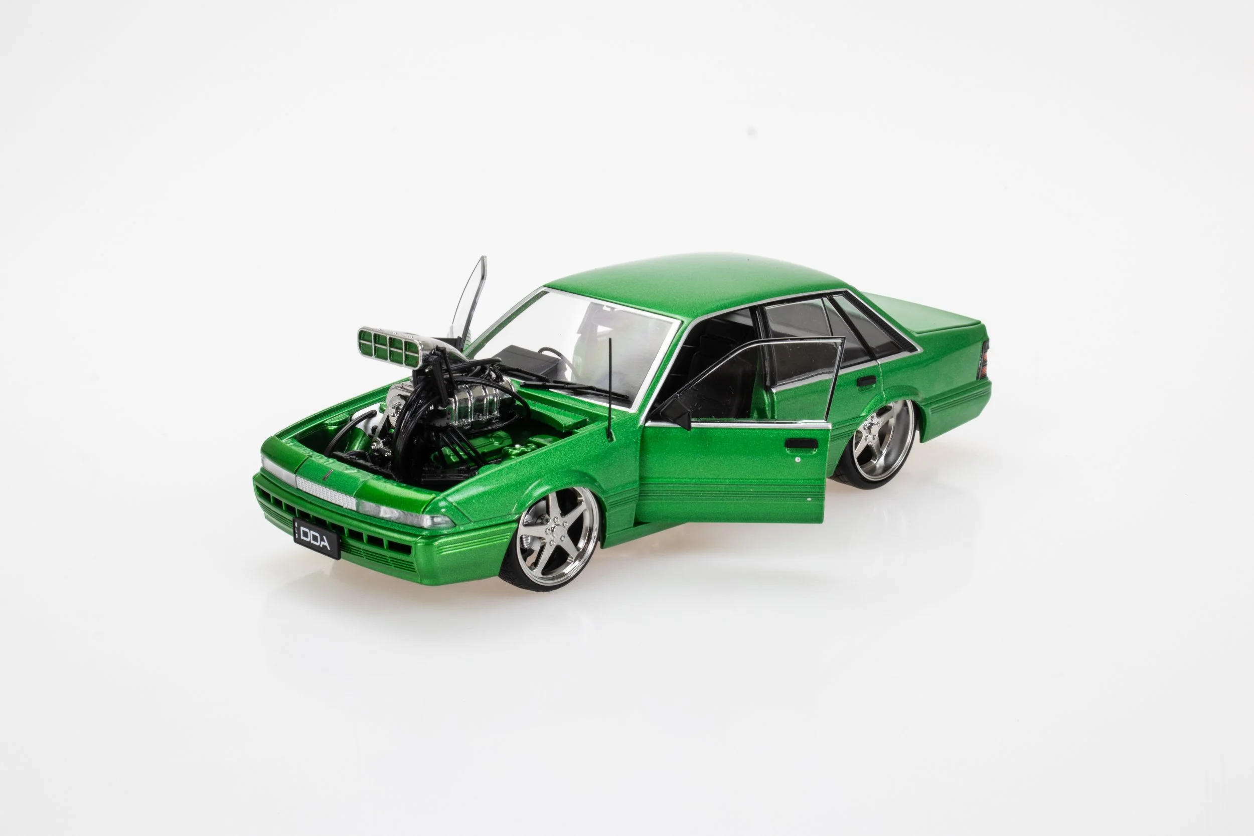 1:24 Holden VL Calais model car – Supercharged Osiris Green – DDA Collectables