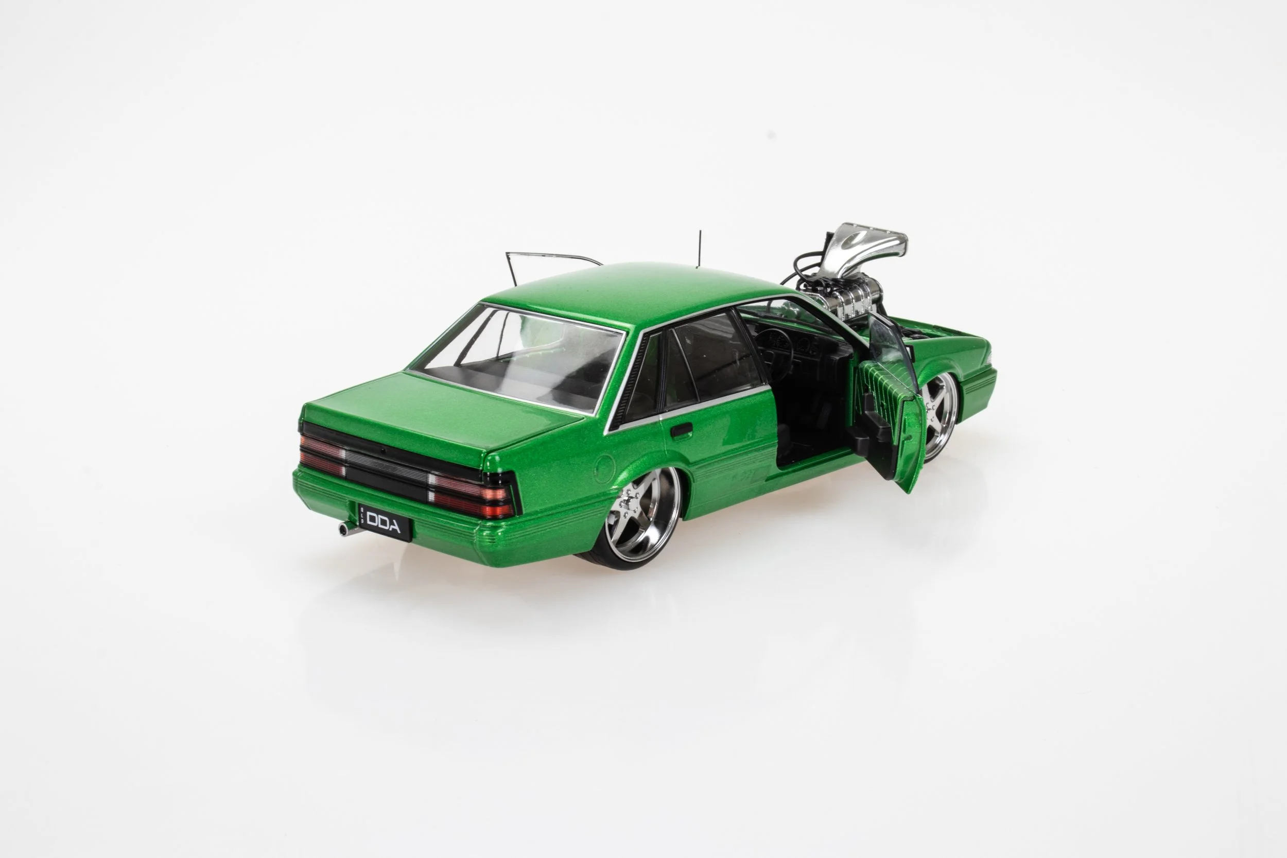 1:24 Holden VL Calais model car – Supercharged Osiris Green – DDA Collectables