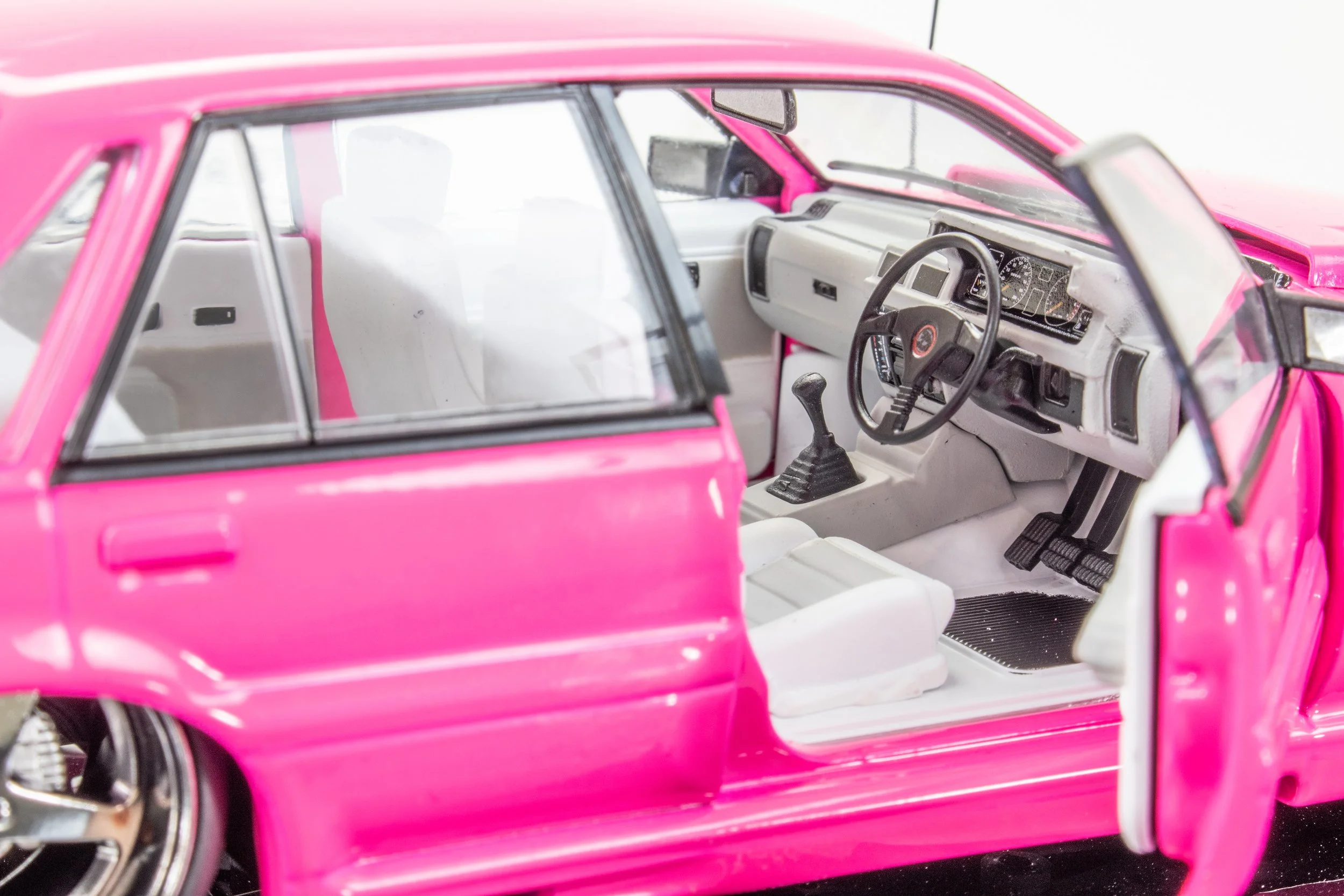 1:24 HSV VL Walkinshaw model car – Pink Custom edition – DDA Collectables