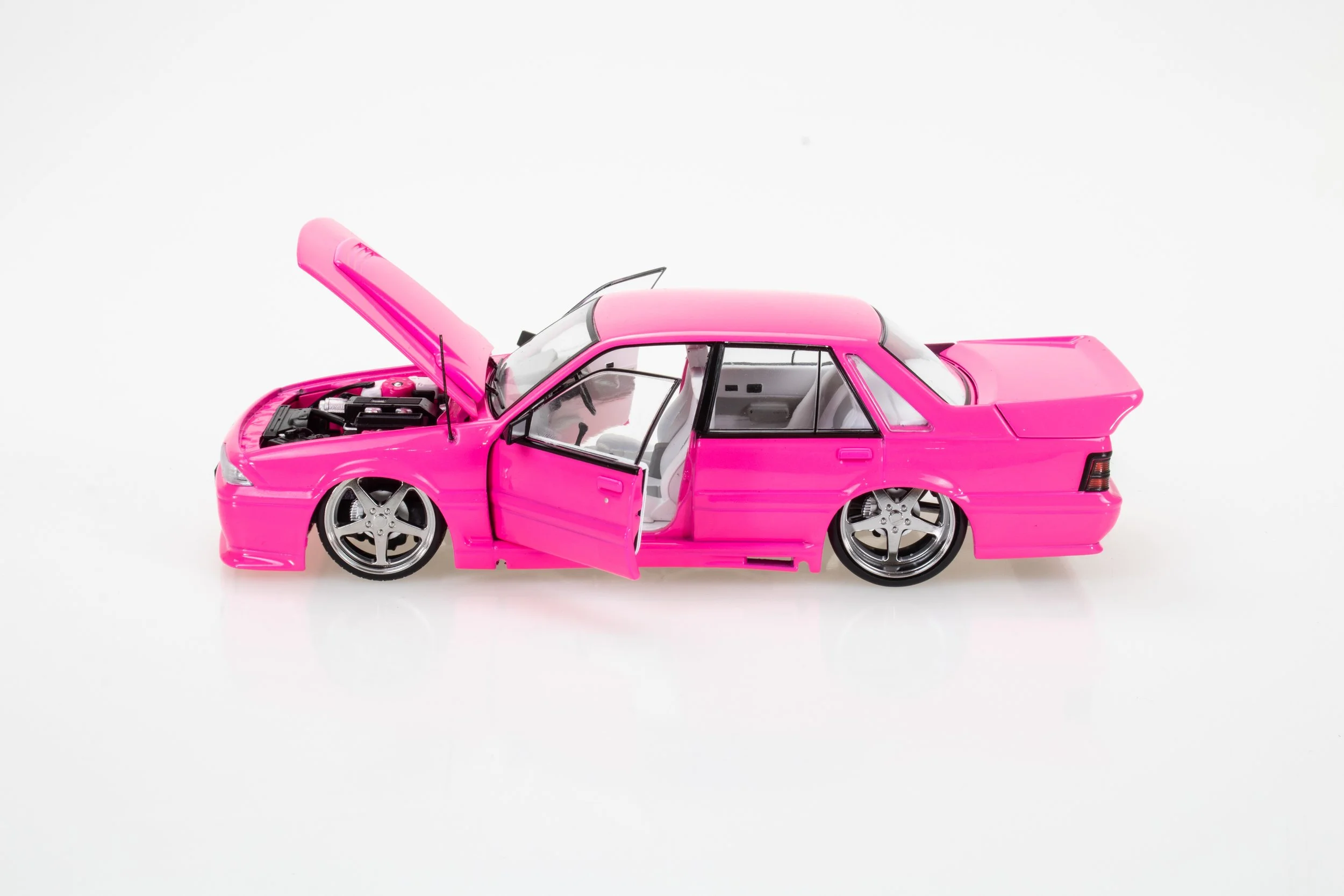1:24 HSV VL Walkinshaw model car – Pink Custom edition – DDA Collectables