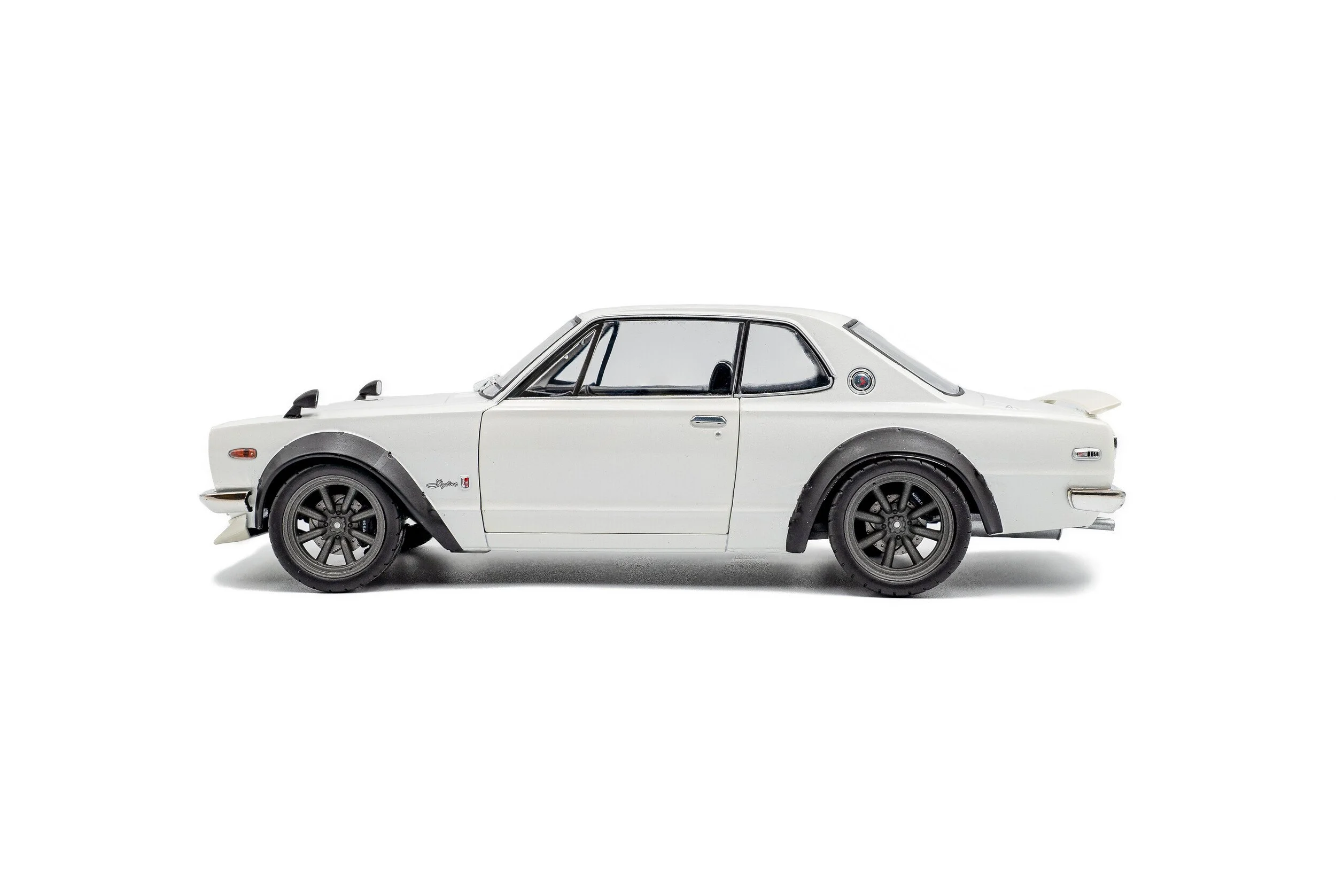 s1813001-nissan-skyline-c10-hakosuka-solido-works-pearl-white-1970-02.jpg