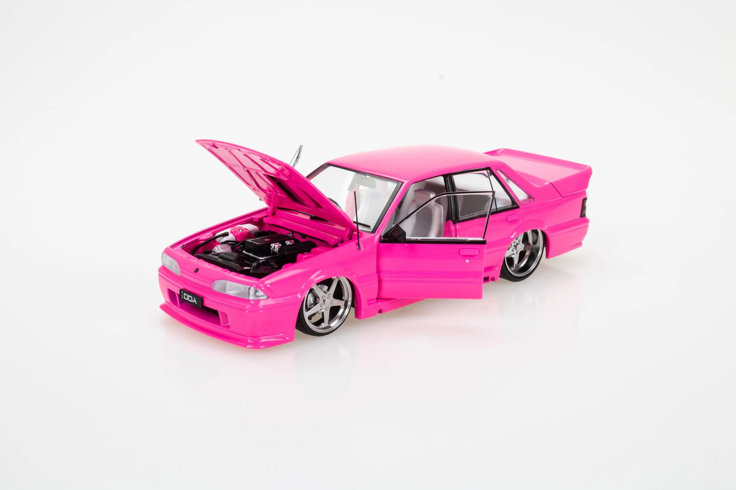1:24 HSV VL Walkinshaw model car – Pink Custom edition – DDA Collectables