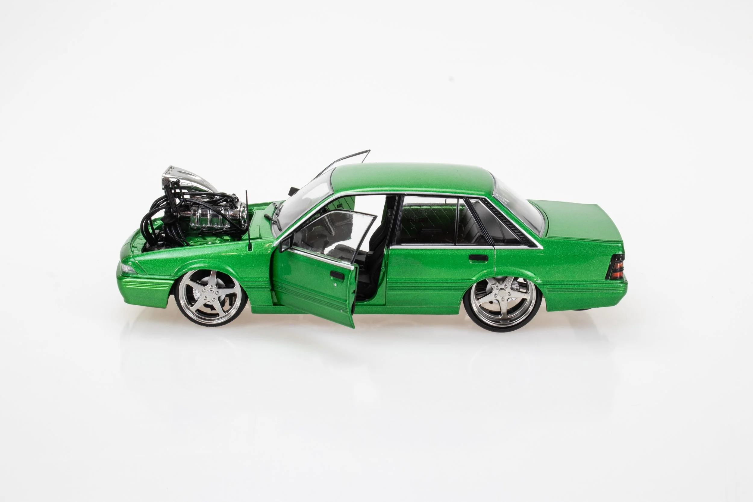 1:24 Holden VL Calais model car – Supercharged Osiris Green – DDA Collectables