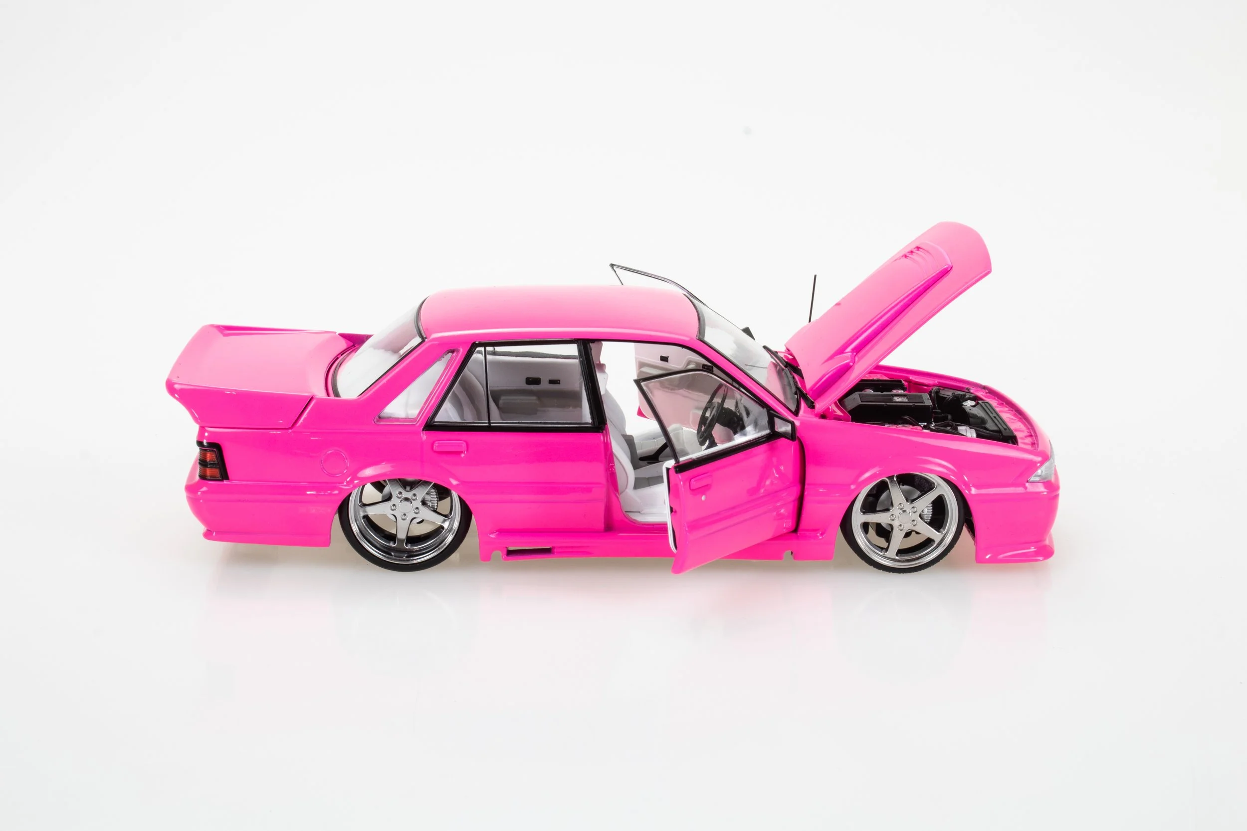 1:24 HSV VL Walkinshaw model car – Pink Custom edition – DDA Collectables