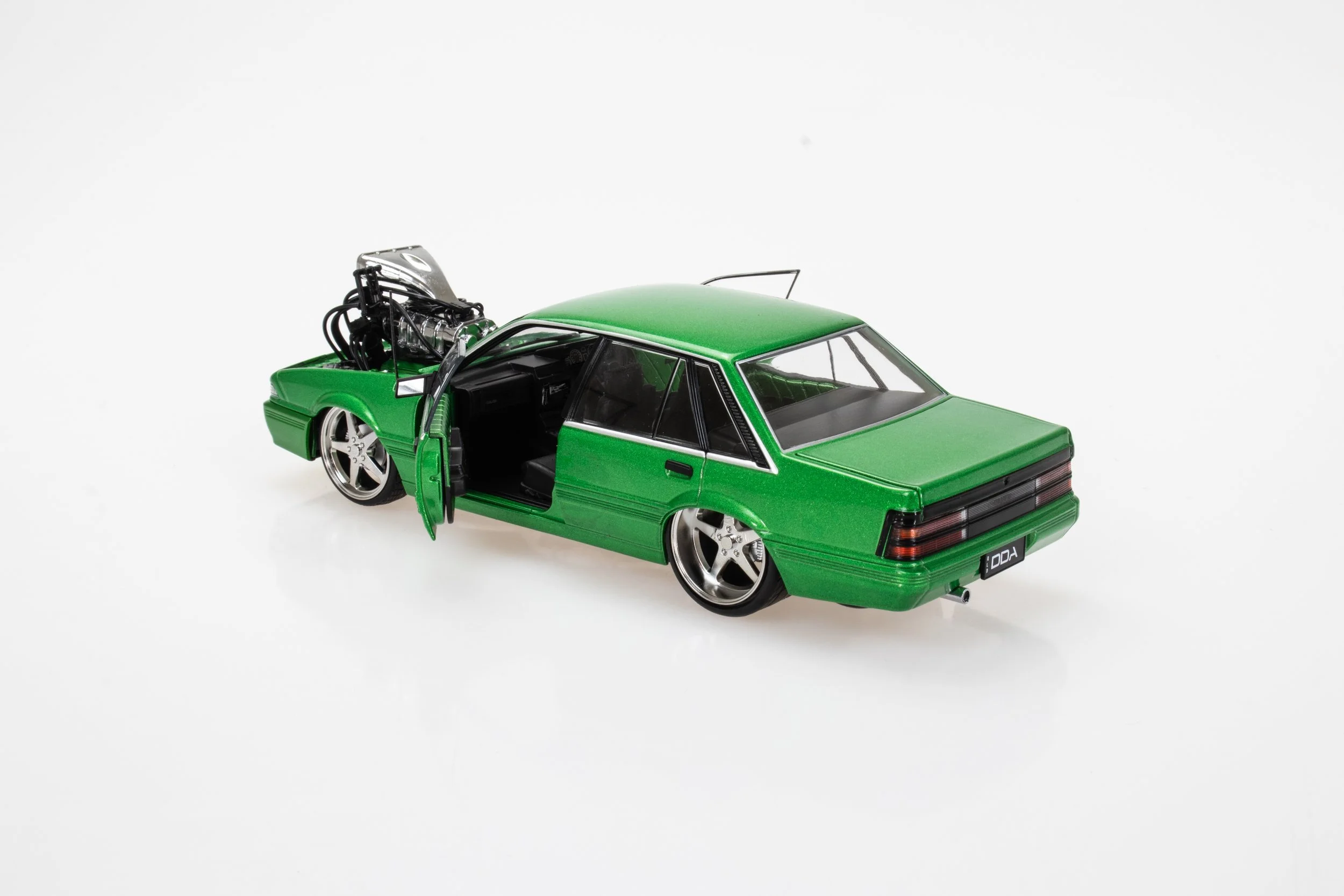 1:24 Holden VL Calais model car – Supercharged Osiris Green – DDA Collectables