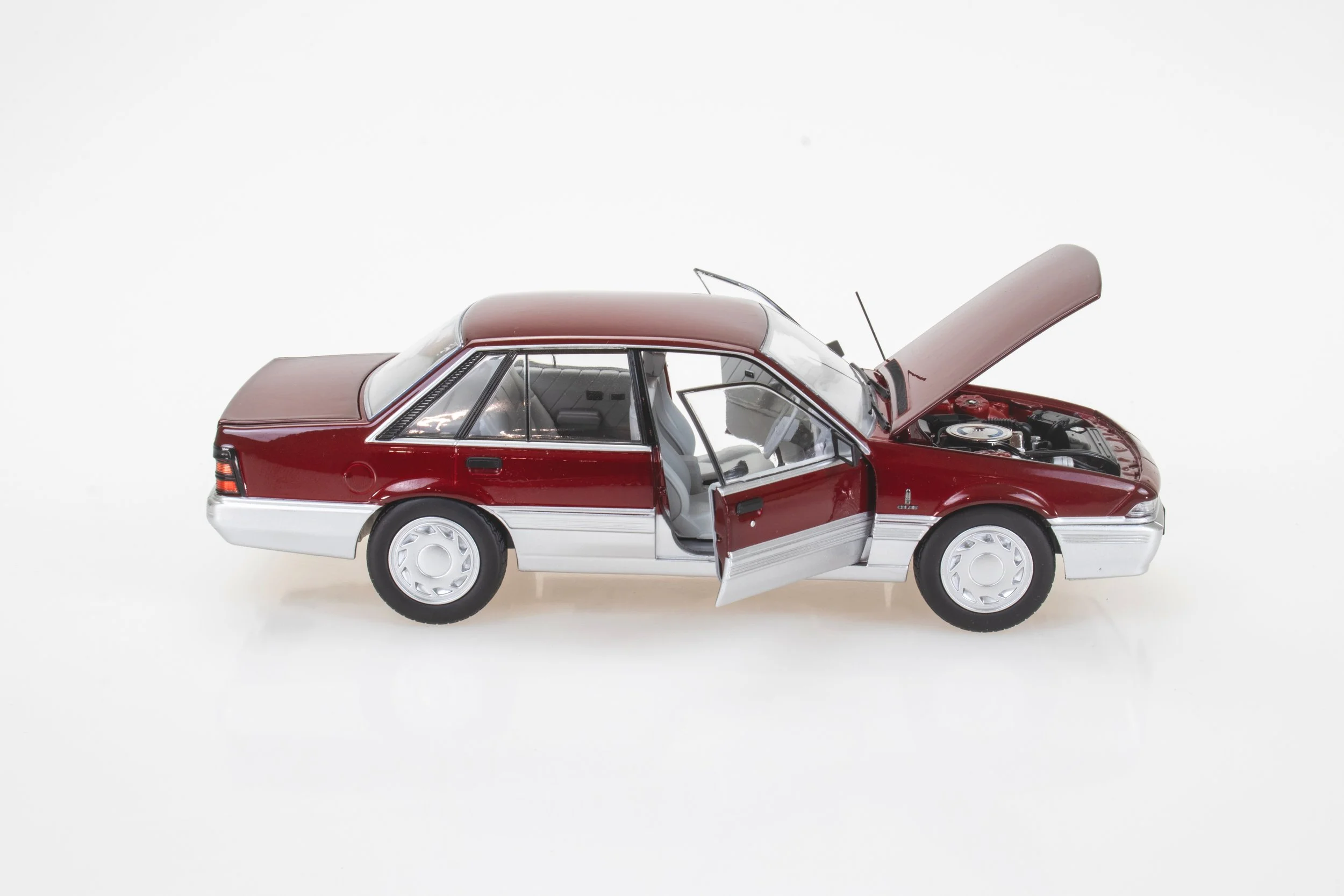 1:24 Holden VL Calais model car – Red & Silver two-tone – DDA Collectables