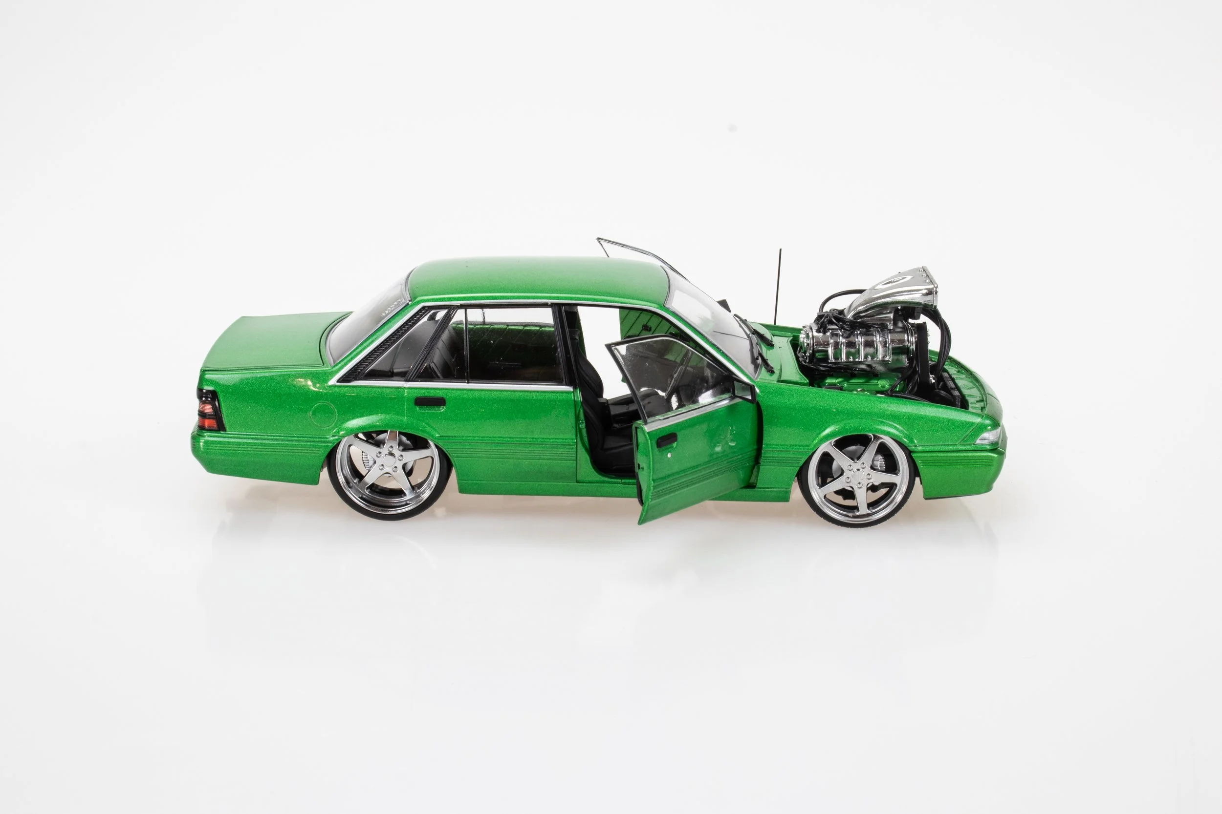 1:24 Holden VL Calais model car – Supercharged Osiris Green – DDA Collectables