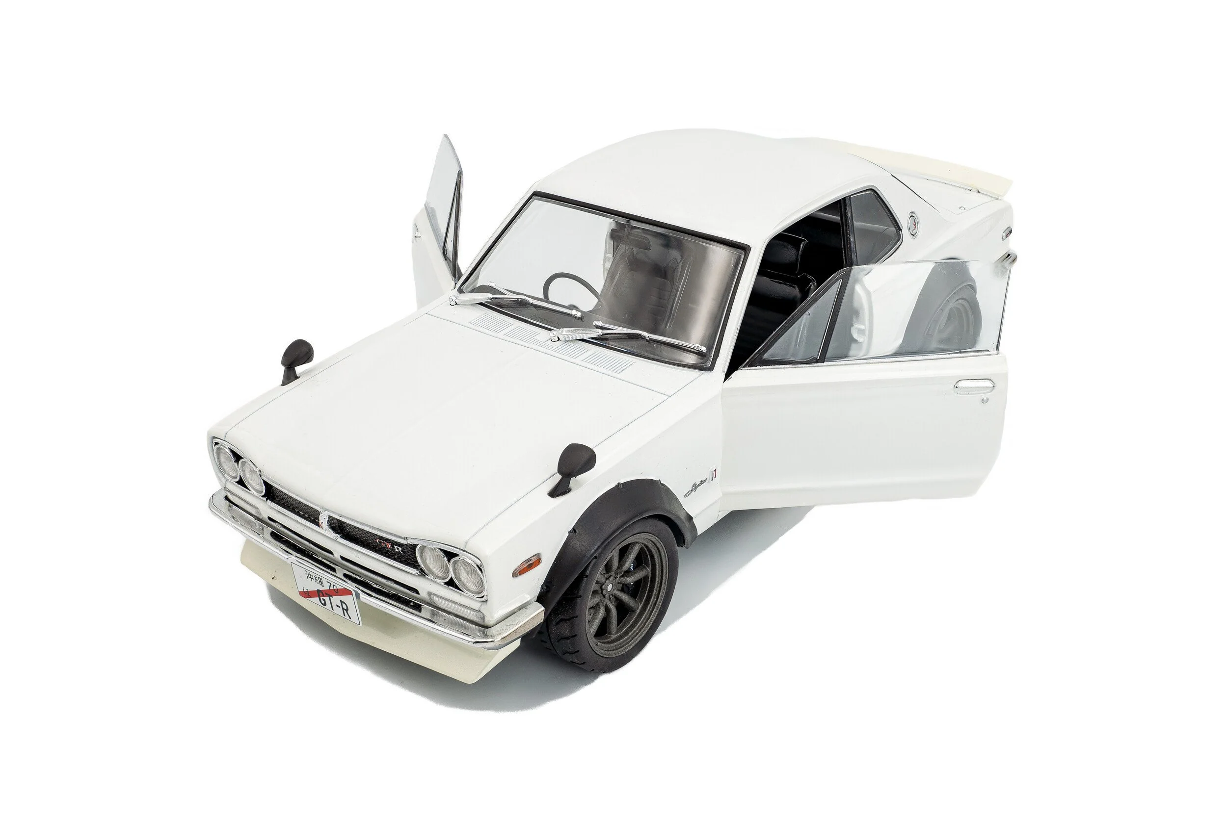 s1813001-nissan-skyline-c10-hakosuka-solido-works-pearl-white-1970-07.jpg
