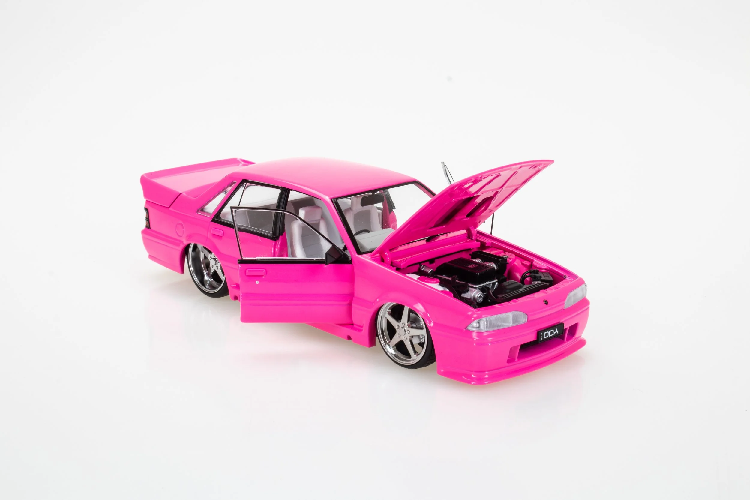 1:24 HSV VL Walkinshaw model car – Pink Custom edition – DDA Collectables