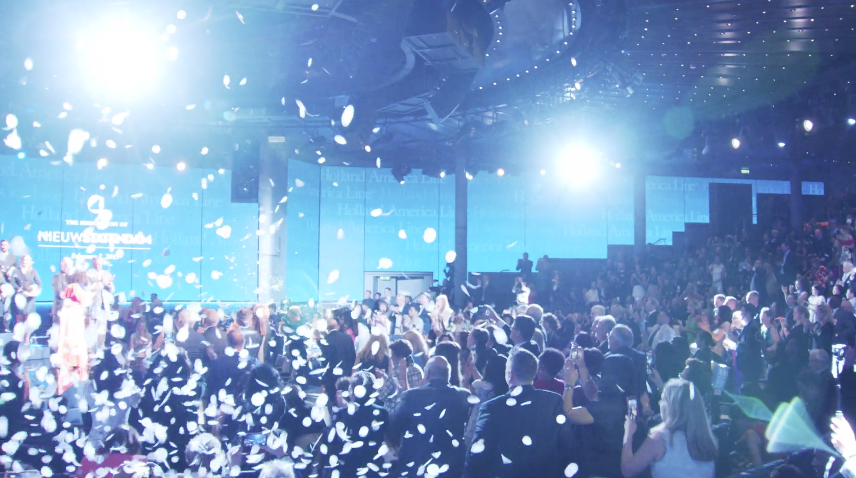oprah crowd - confetti_1VNCZqdQ3k9m_Dm2ahQDOoG4guWfLGnYS.png