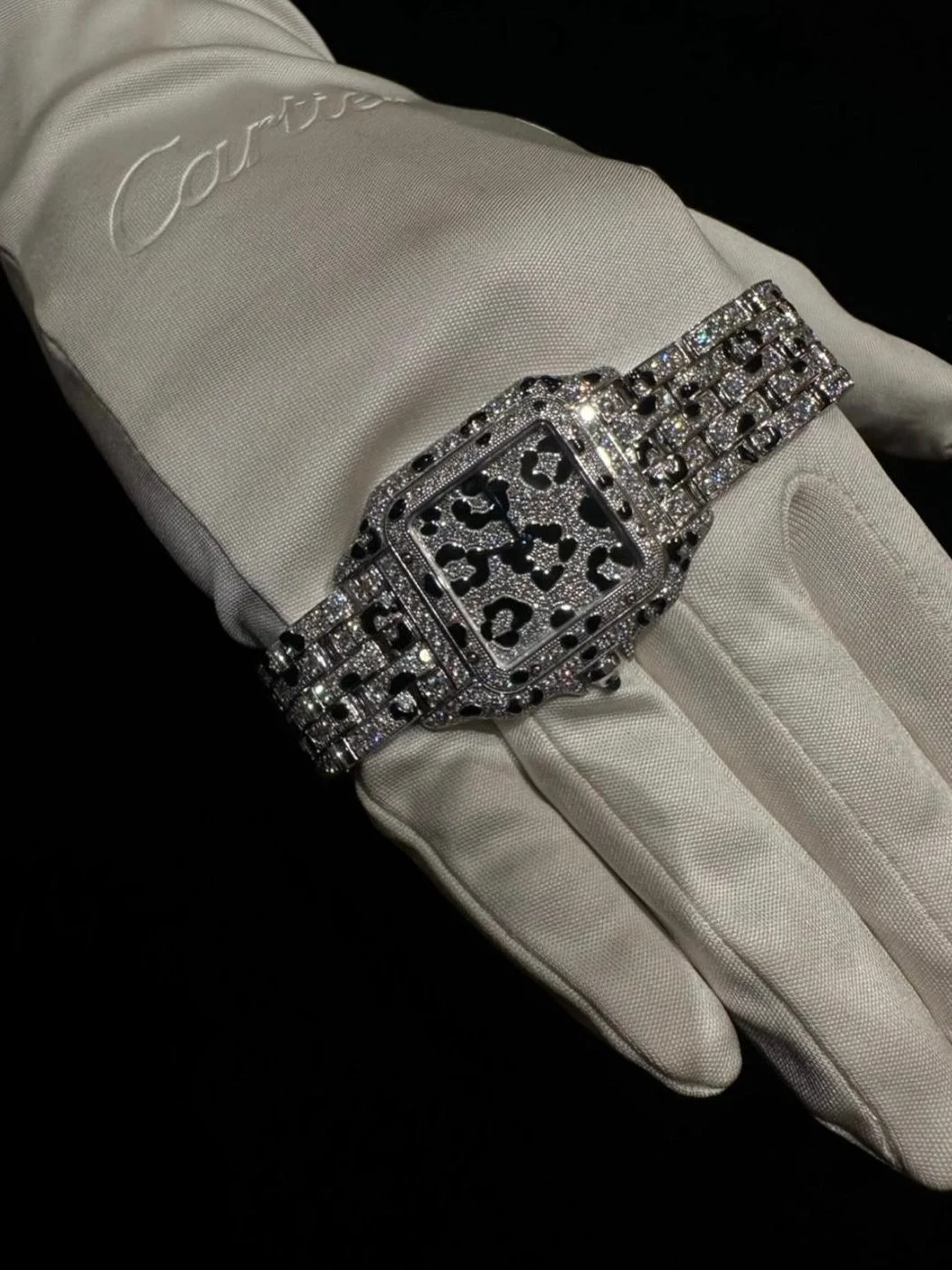 This is the only kind of complication I&rsquo;m entertaining this Christmas. 🎄 And in case no one has told you yet: we&rsquo;re offering a rare percentage off boutique price on Cartier. Consider this your sign to secure matching Baignoires for you a