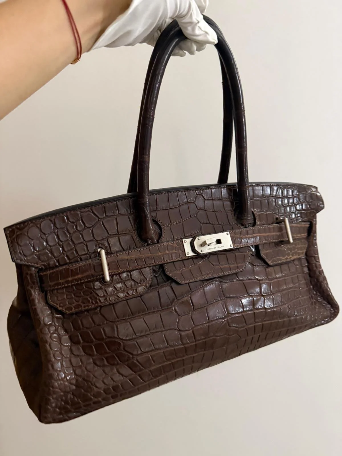 A sourcing coup, if we may: the Birkin Shoulder, also known as the JPG Birkin, with the rare pedigree of Croc &Eacute;b&egrave;ne. Sourc&eacute; this week 💚
.
.
.
.
.
#birkin #birkinshoulder #shoulderbirkin #birkincroco #jeanpaulgautier