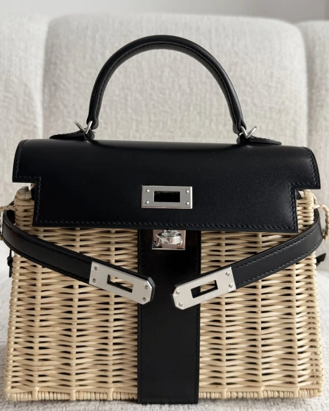 Come Summer, not all picnic baskets are created equal.🧺

Herm&egrave;s has been dressing the outdoors since the 1960s, when the house first began translating its equestrian savoir-faire into objects designed for life beyond the stable - wicker trunk
