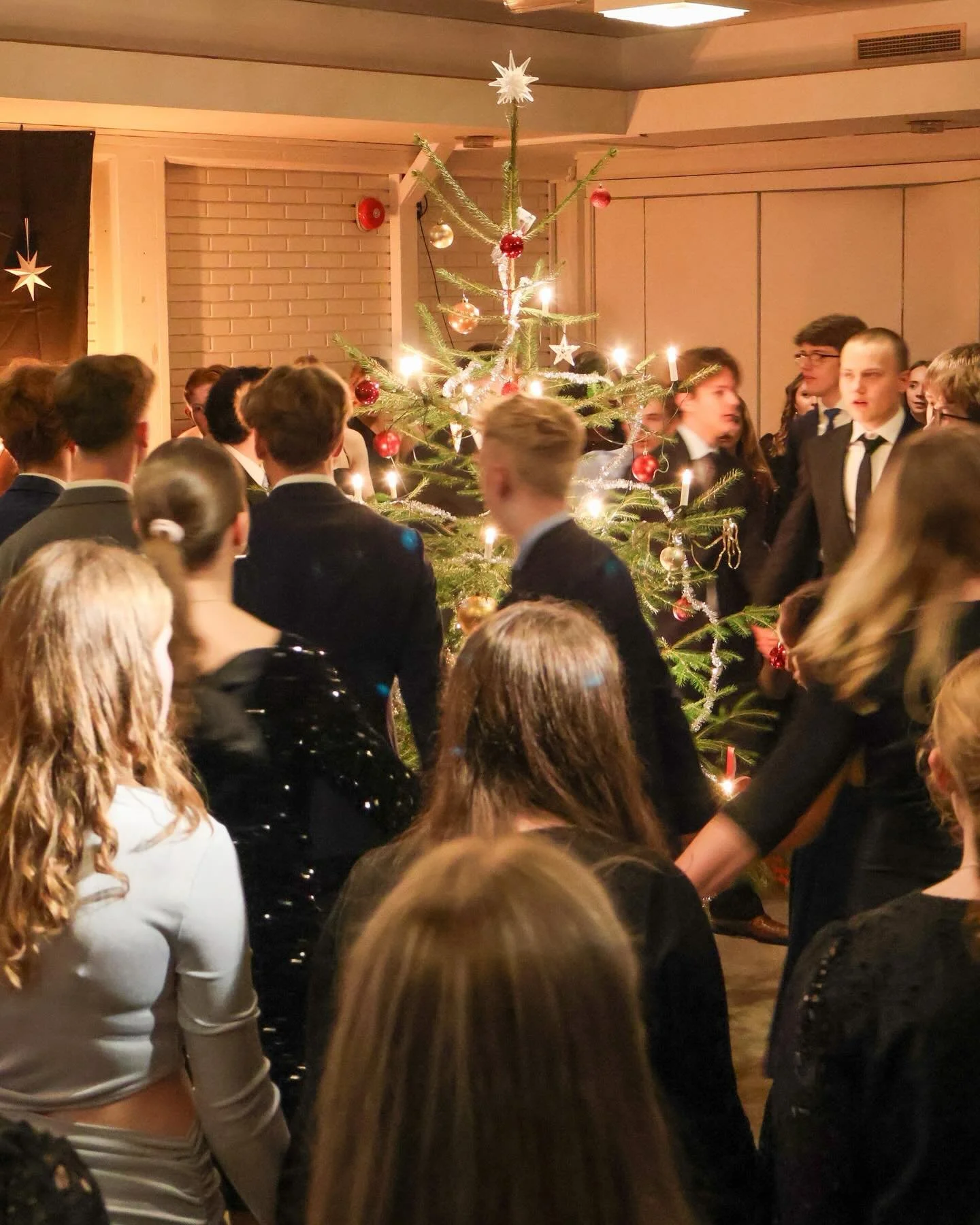 For en kveld!🎄✨ B&aring;de elever og l&aelig;rere koste seg p&aring; julefesten p&aring; l&oslash;rdag!
