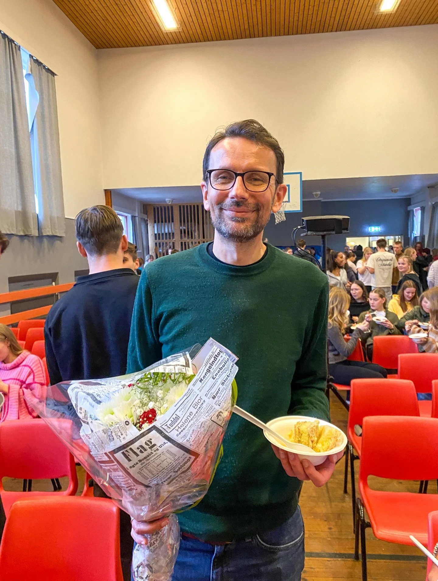 🎊 Rektor 50 &aring;r!! 🎊

HURRA for Frode, v&aring;r kj&aelig;re rektor som fyller 50 &aring;r i dag!! Hele skolen starten dagen med &aring; feire han!🎂🎈Vi er heldig som f&aring;r ha deg p&aring; Sygna!!!💙🌟🎉