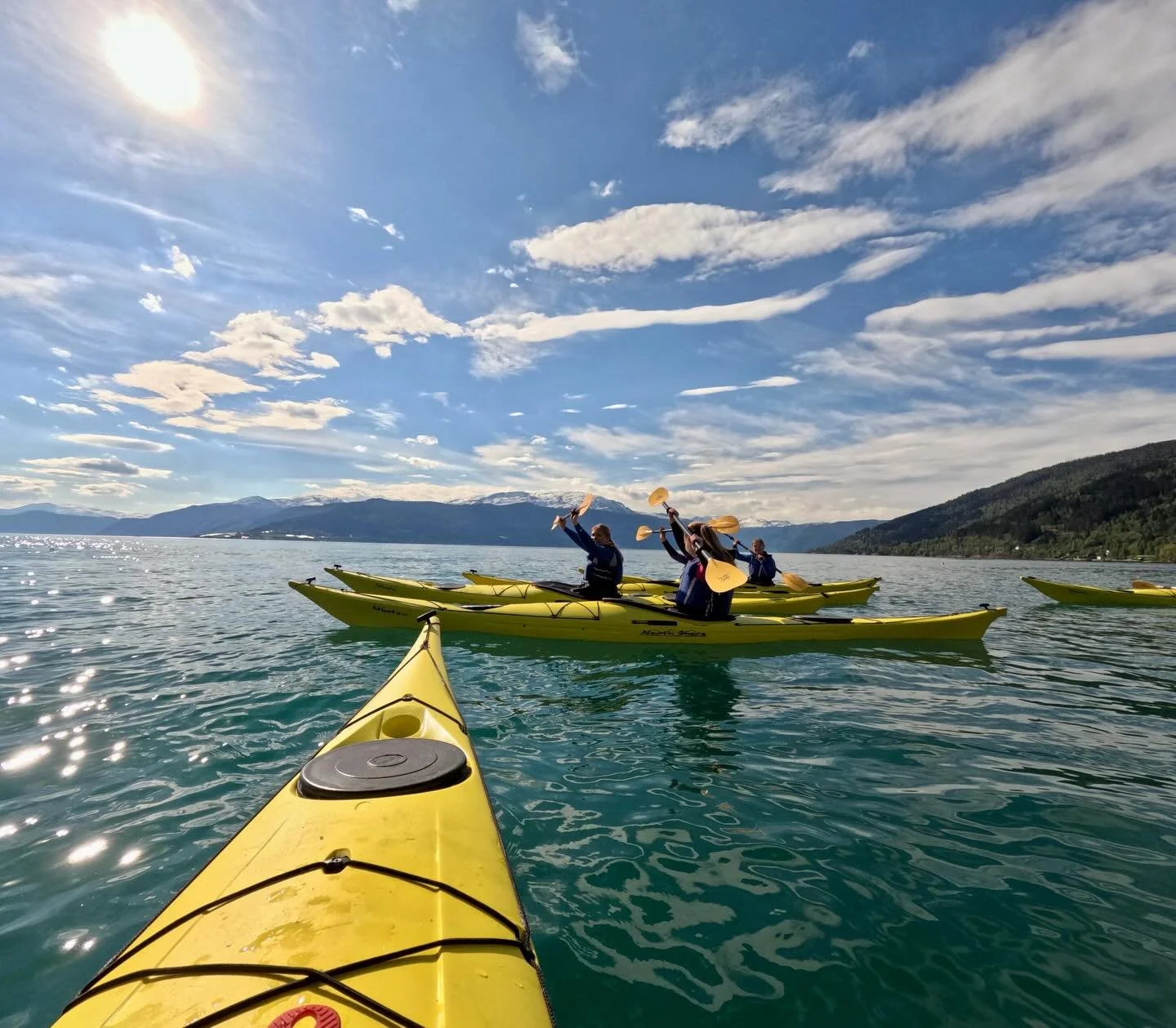 Flotte muligheter for kajakk i Sognefjorden! Elevene i 1ID har f&aring;tt undervisning i kajakk og hatt fine dager p&aring; fjorden ☀️🤩