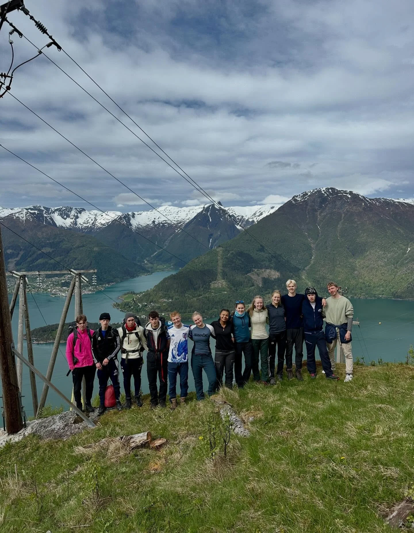 Siste friluftstur for 3ID gikk mot Vassvarden fra Hella ⛰️☀️ Med utsikt mot Balestrand fra toppen!
