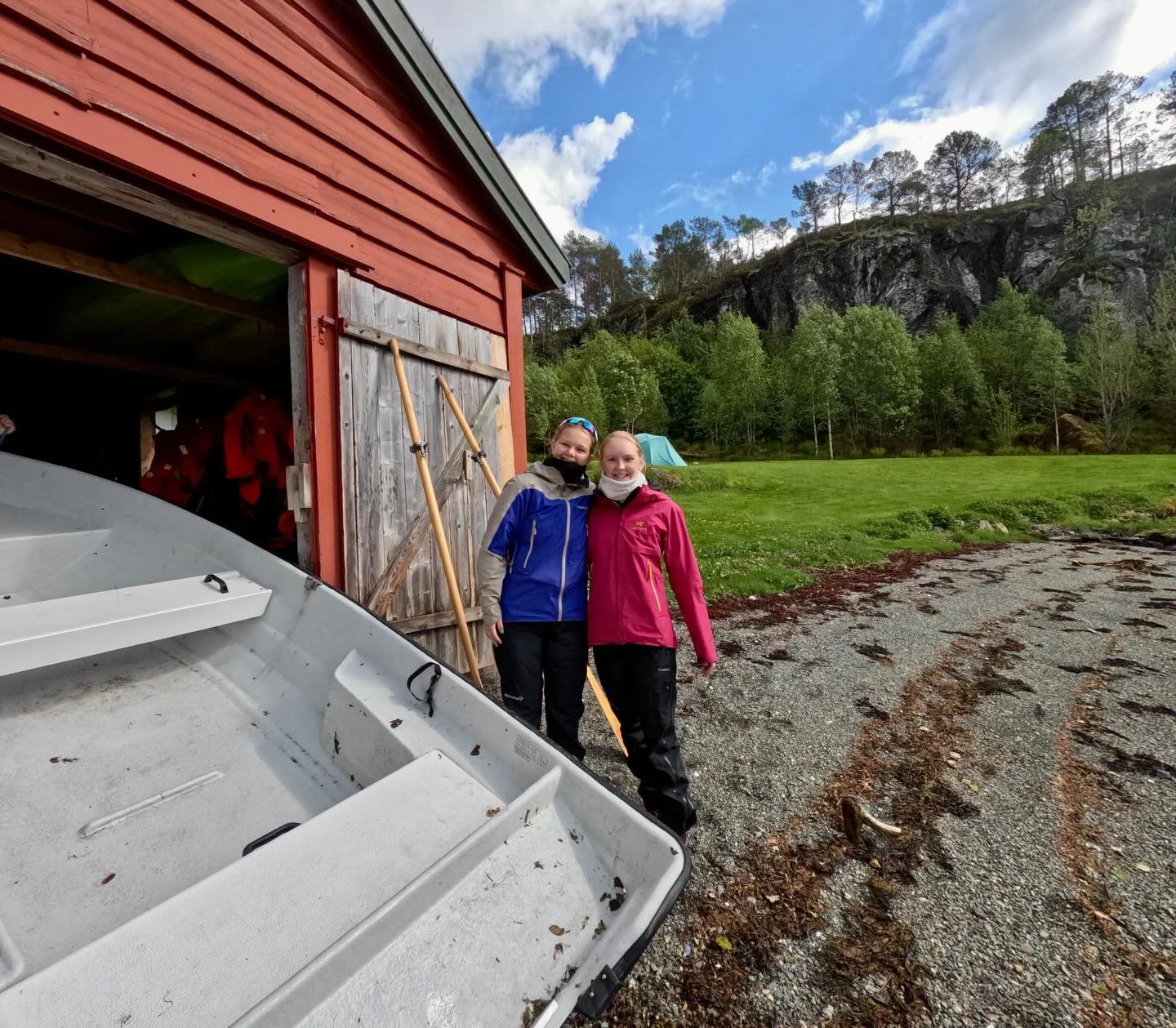 Kano, fjelltur, solnedganger og fiskelykke🎣 2ID storkoste seg p&aring; tur til Eikefjorden sist uke!🏕️☀️