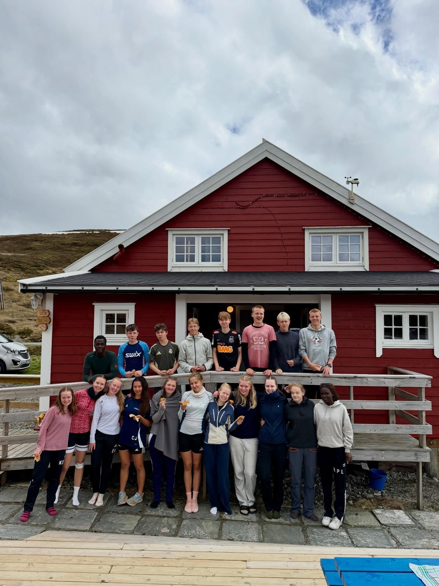 Kortreist friluftstur for 1ID til M&aring;lsethytta p&aring; Vikafjellet 🎣⛰️☀️

Selv om v&aelig;ret ikke var helt p&aring; lag, ble det en fin tur med b&aring;de fjelltur, fisking, matlaging ute, og noen tok til og med et bad!