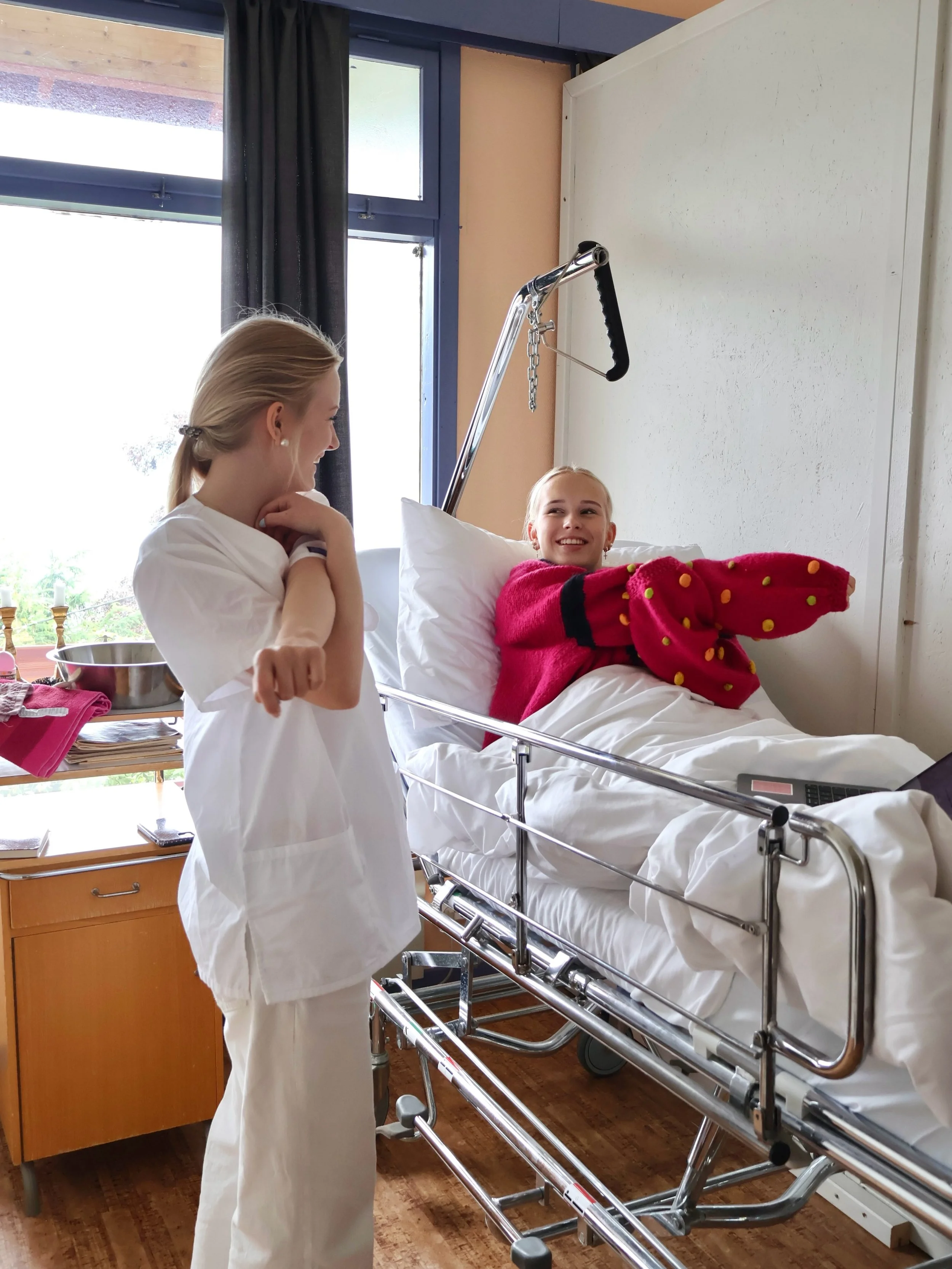 P&aring; Sygna l&aelig;rer du ikke bare teori, du f&aring;r ogs&aring; &oslash;ve deg i praksis🙌

I praksisrommet trener vi p&aring; alt fra kommunikasjon med pasienten, forflytning og hygieneprossedyrer til ulike situasjoner du kan m&oslash;te i ar